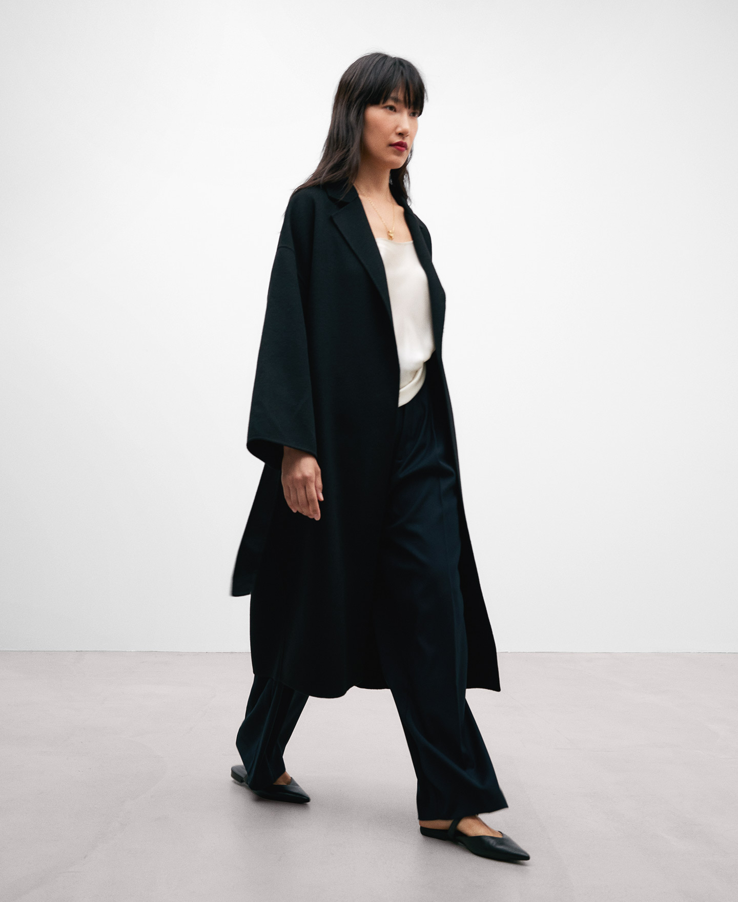 Black travel coat for women image number 1