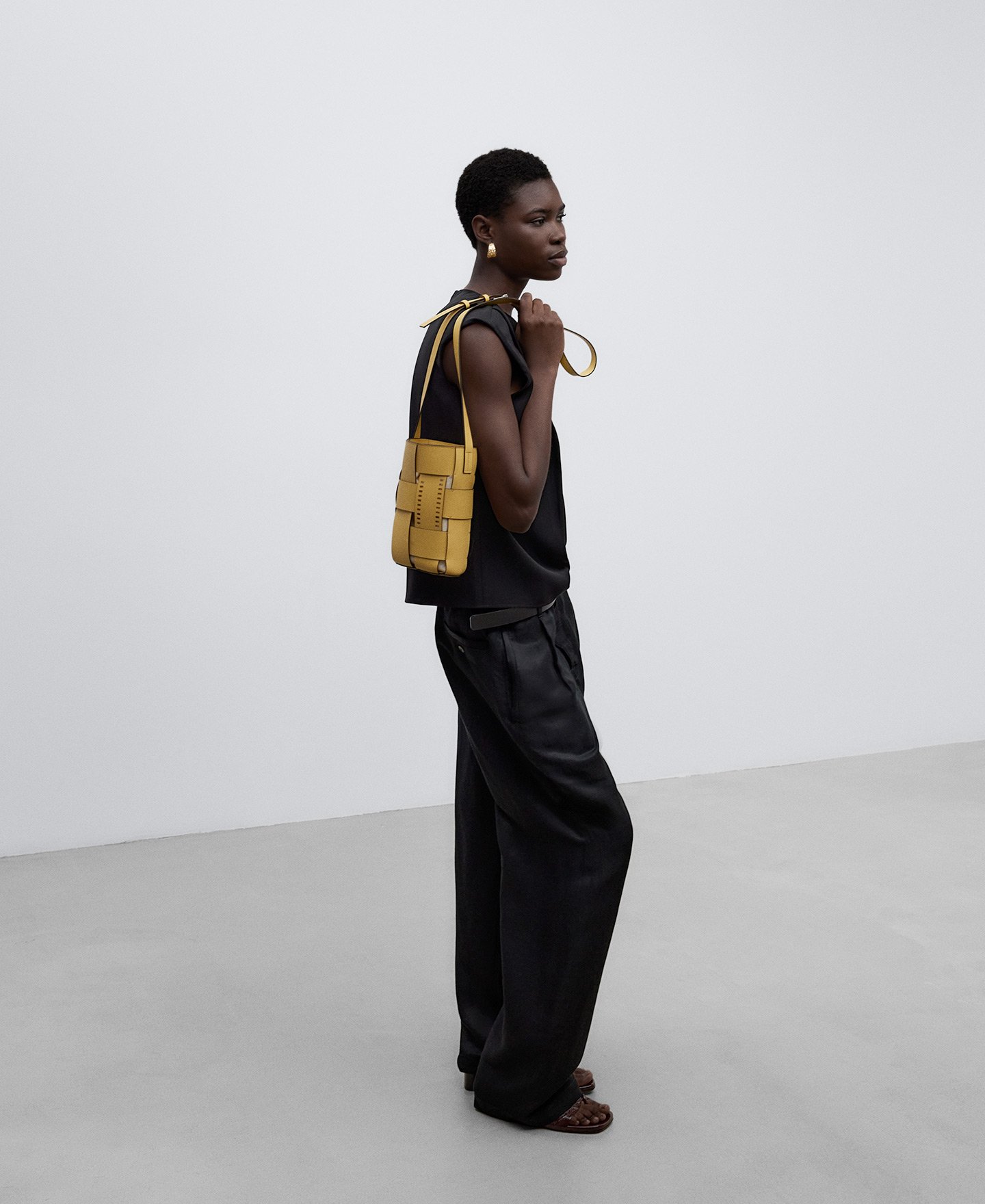 Braided leather crossbody woman image number 4