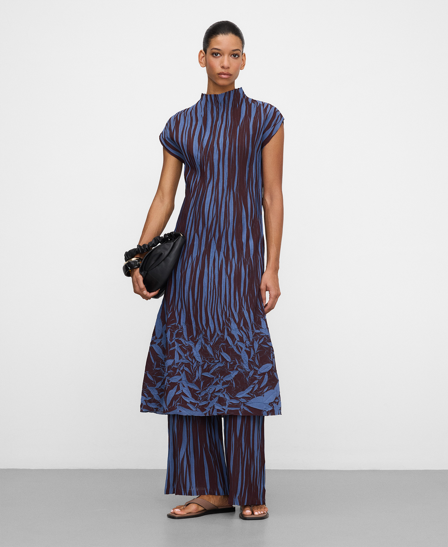 Vestido midi bicolor plisado irregular image number 1