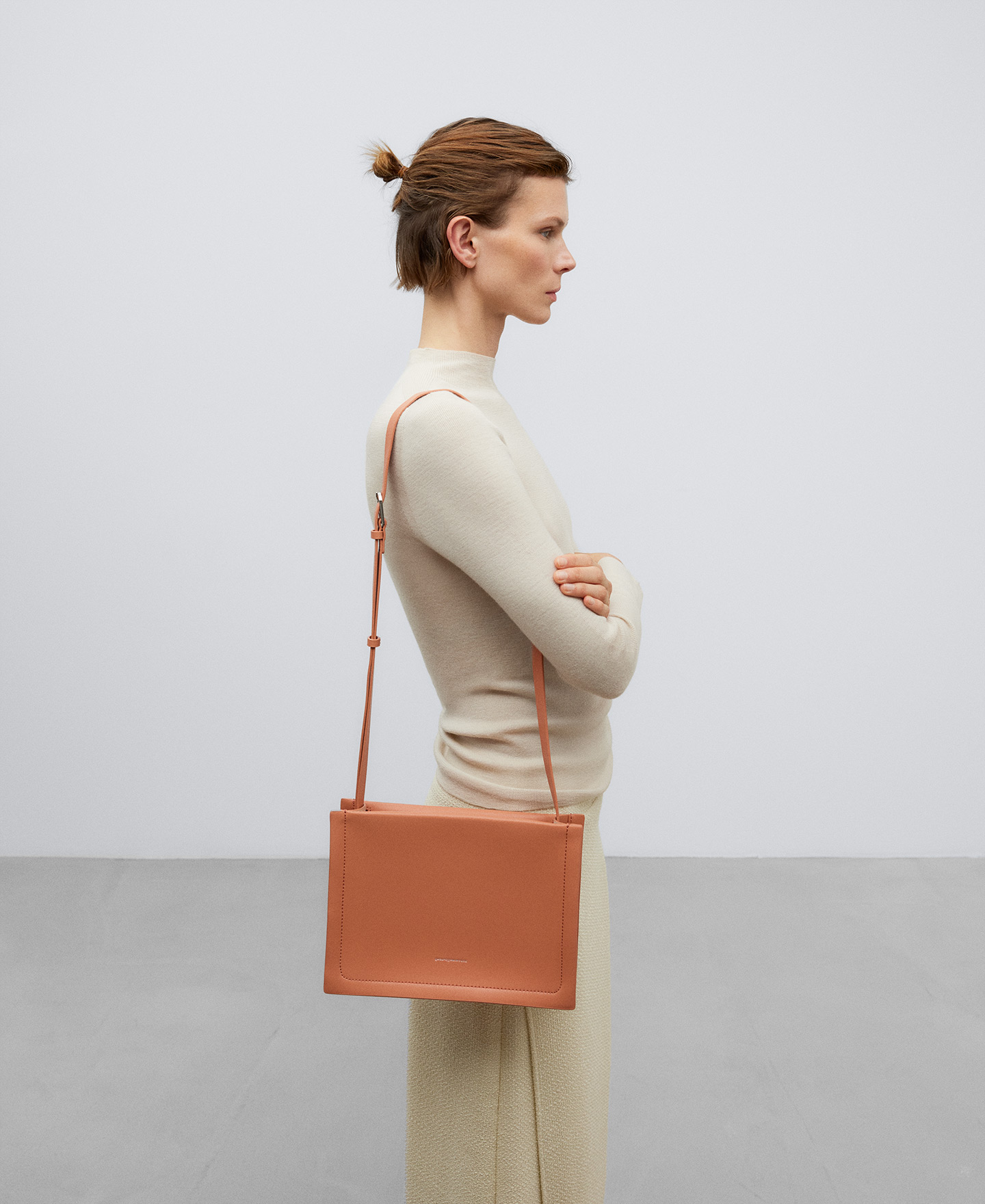 Sac à bandoulière en cuir responsable pour femme image number 4