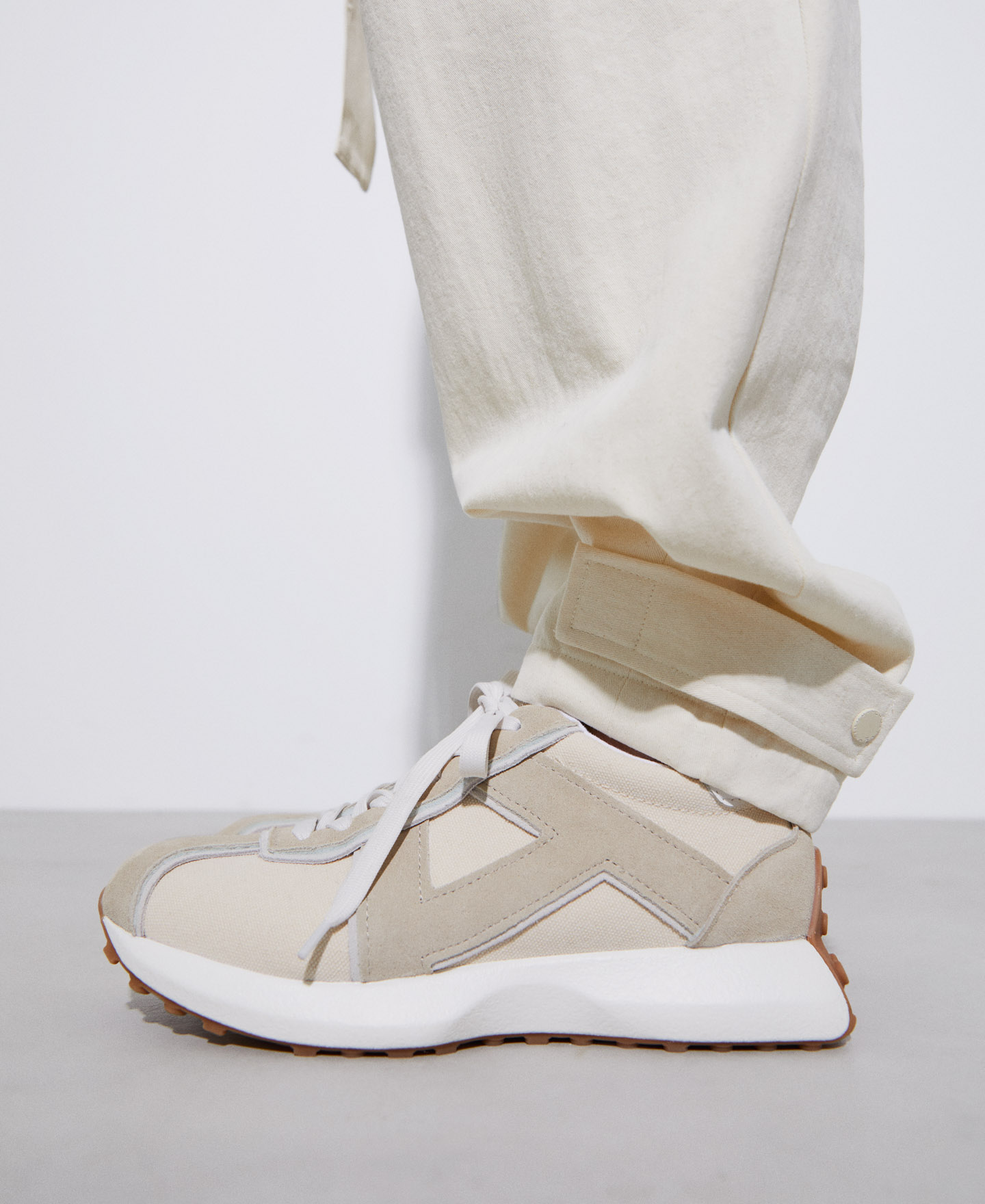 Zapatilla runner vintage en piel image number 3