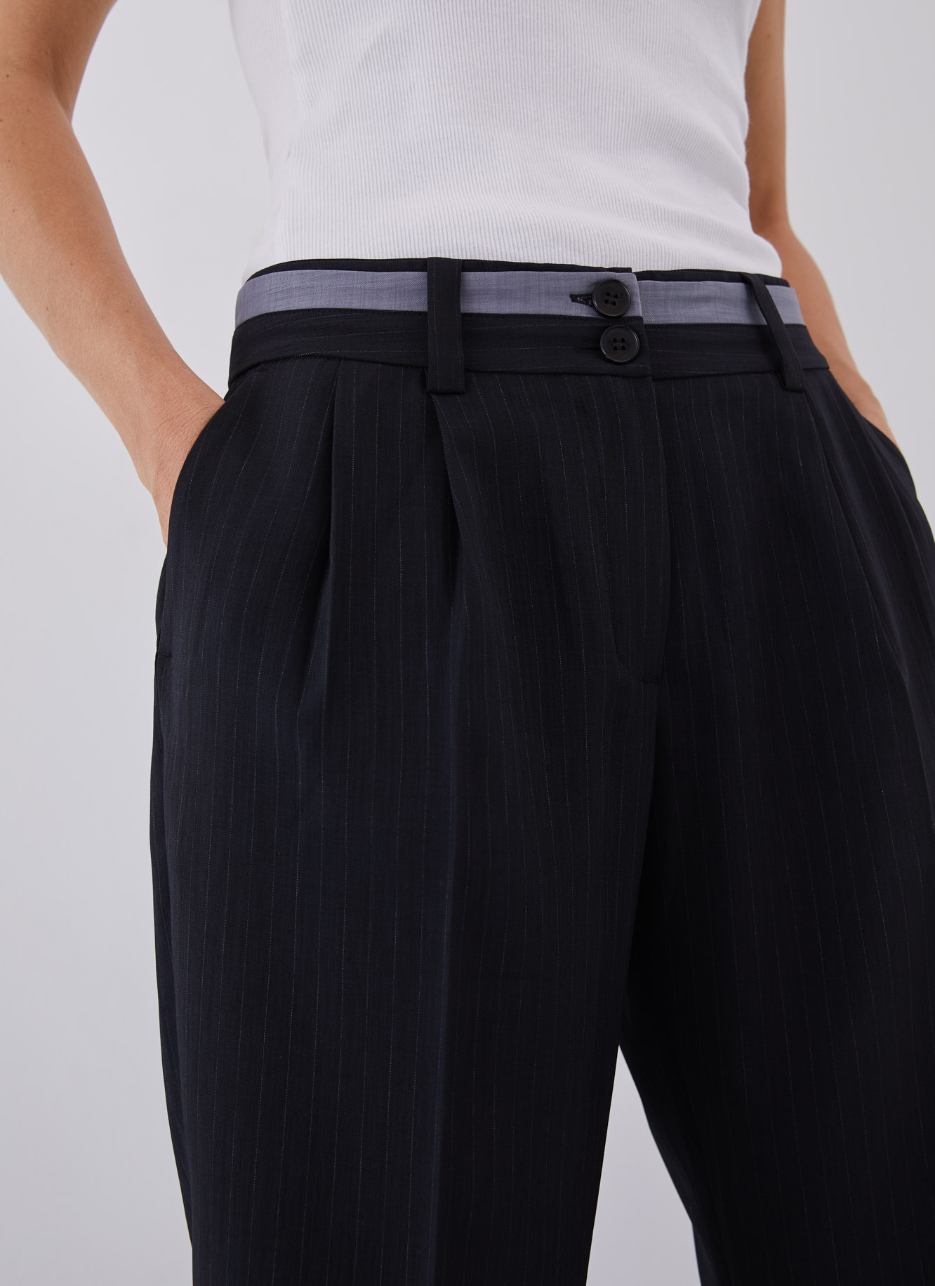 Pantalón con pinzas y raya diplomática image number 3