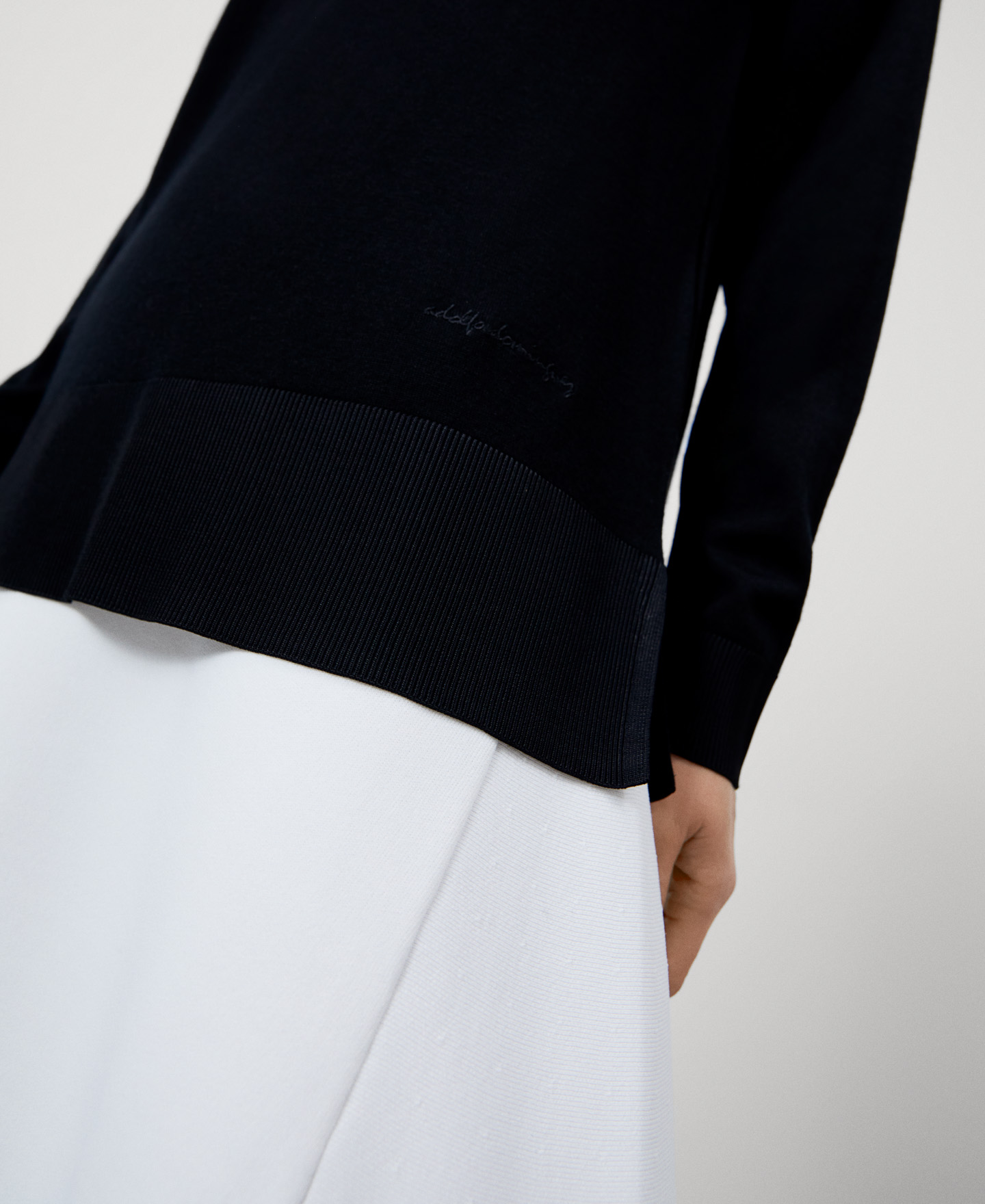 Merino wool V-neck sweater image number 3