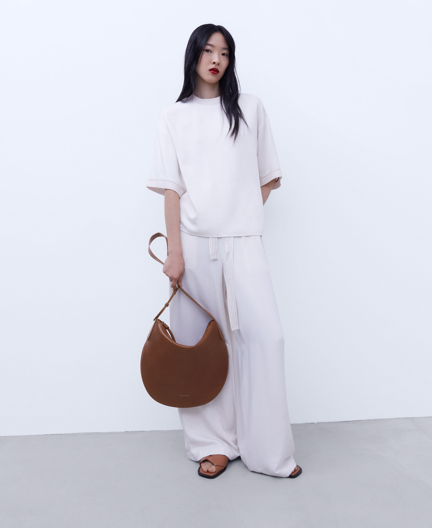 Responsible leather rounded hobo bag image number 4