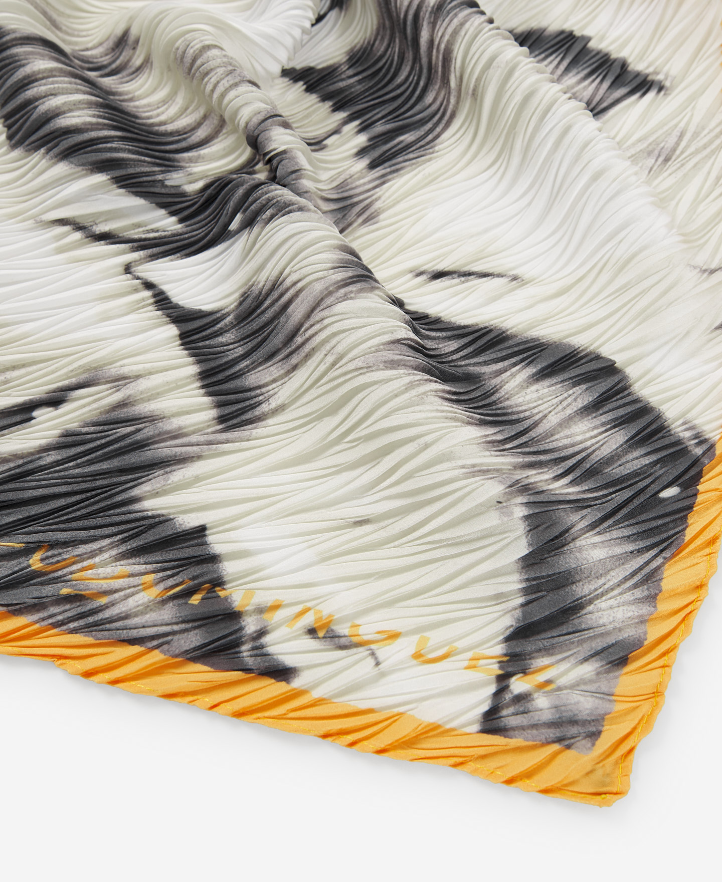 Women's pleated handkerchief image number 2