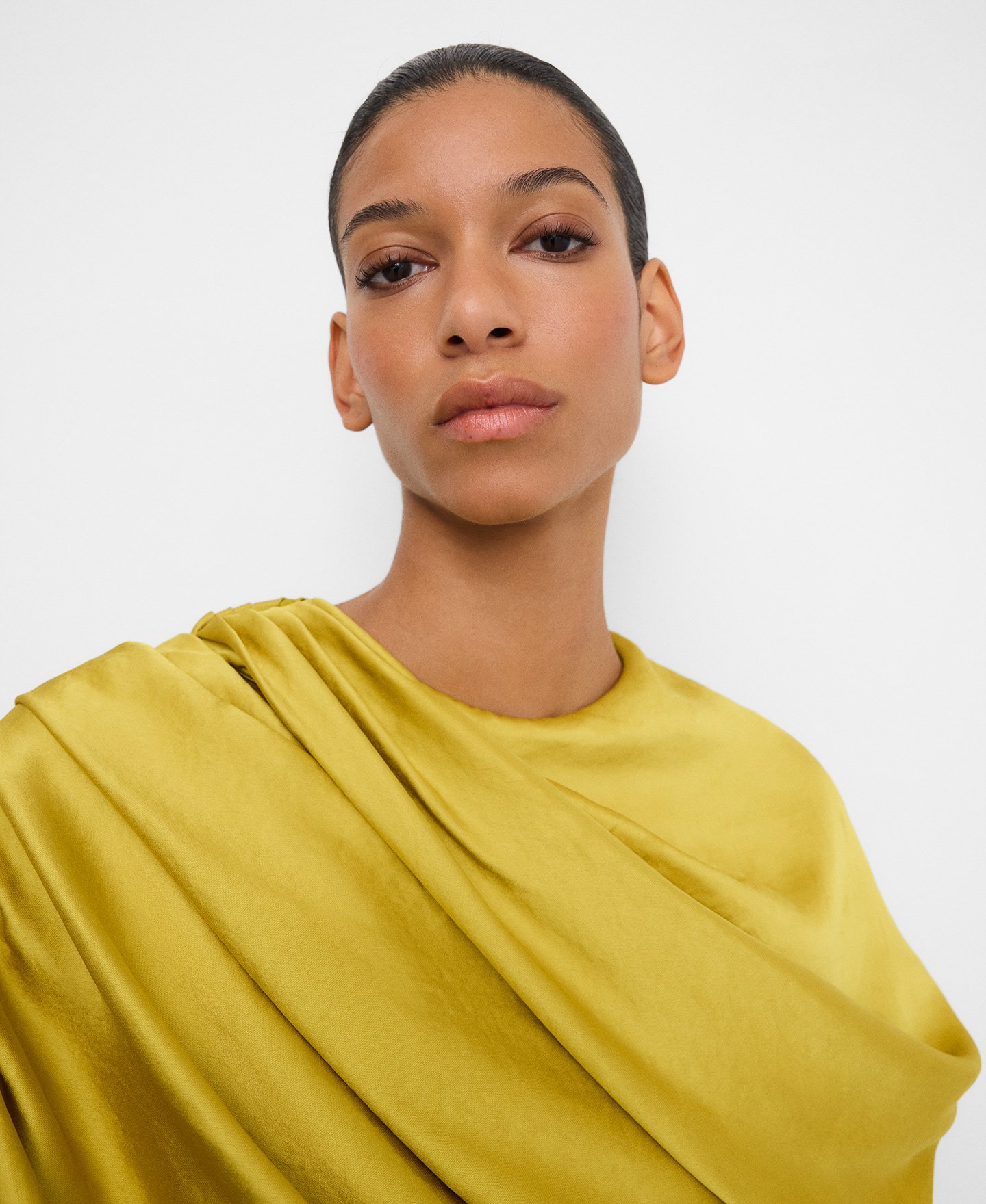 Vestido largo satinado drapeado image number 3