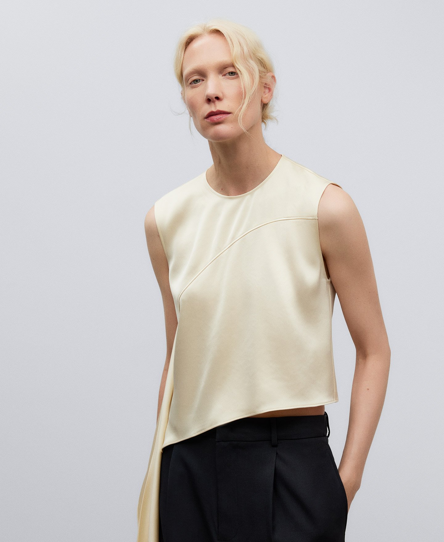 Asymmetric top woman image number 0