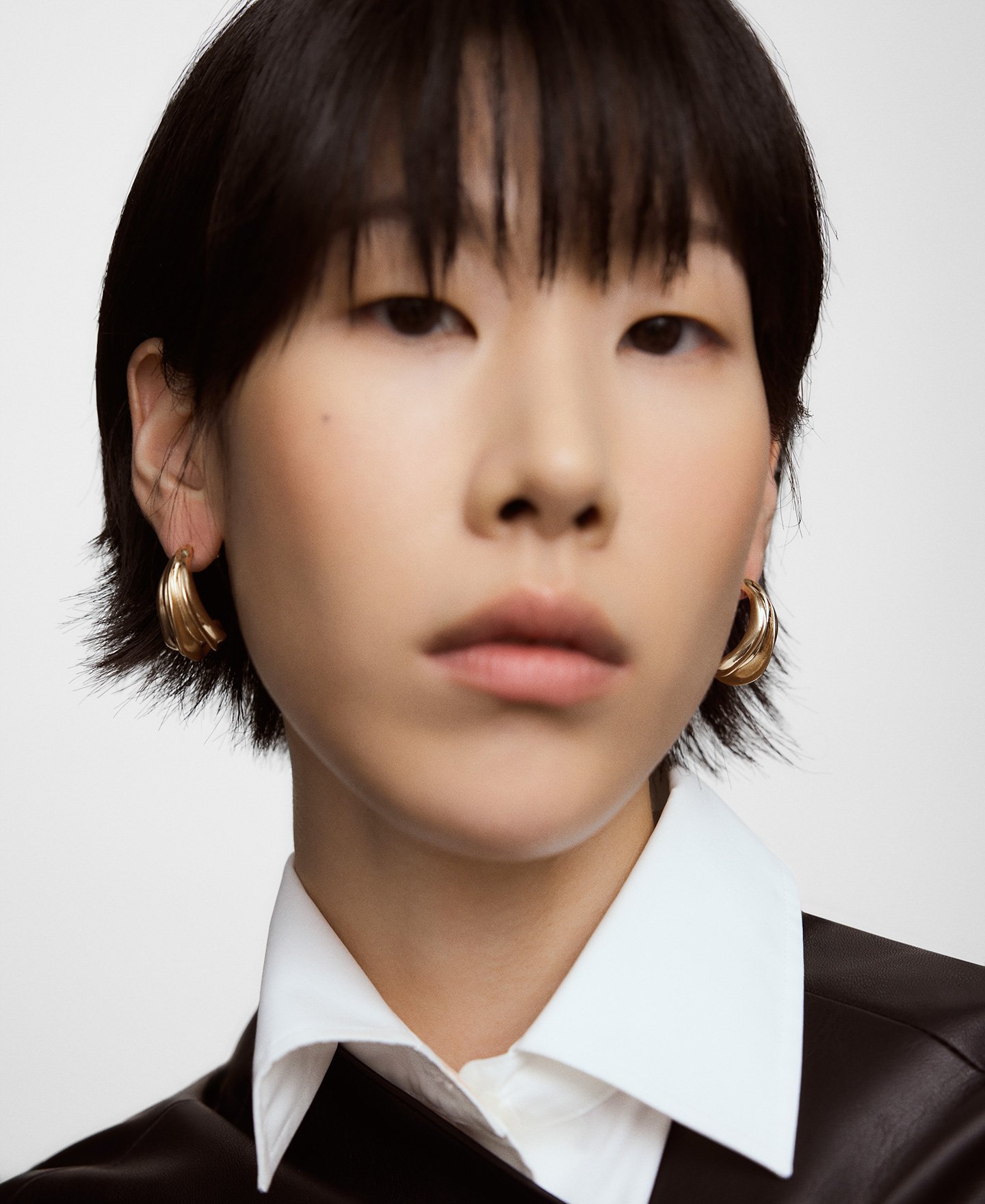 Raised metal hoops woman image number 3