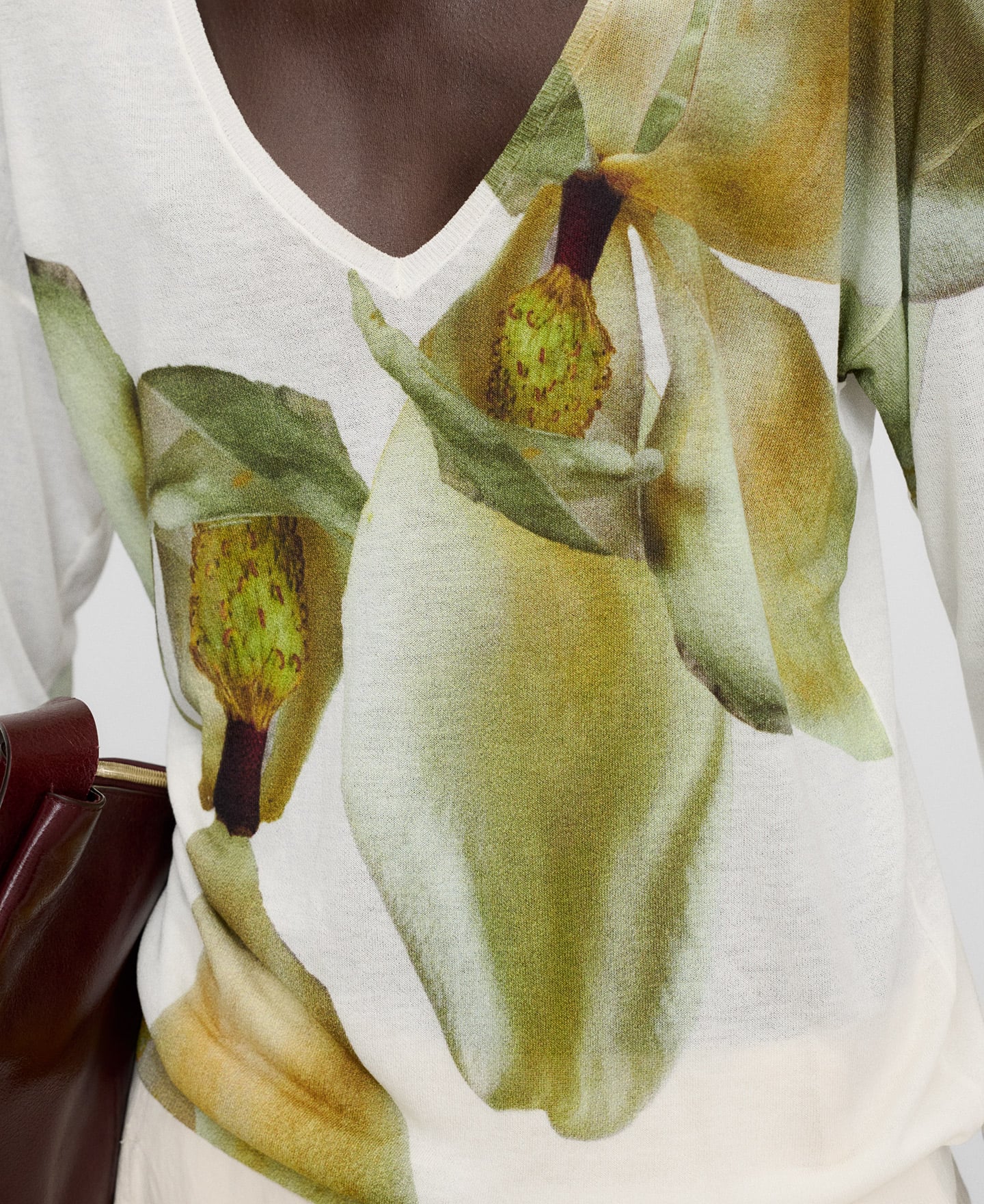 Printed V-neck fine knit sweater image number 3