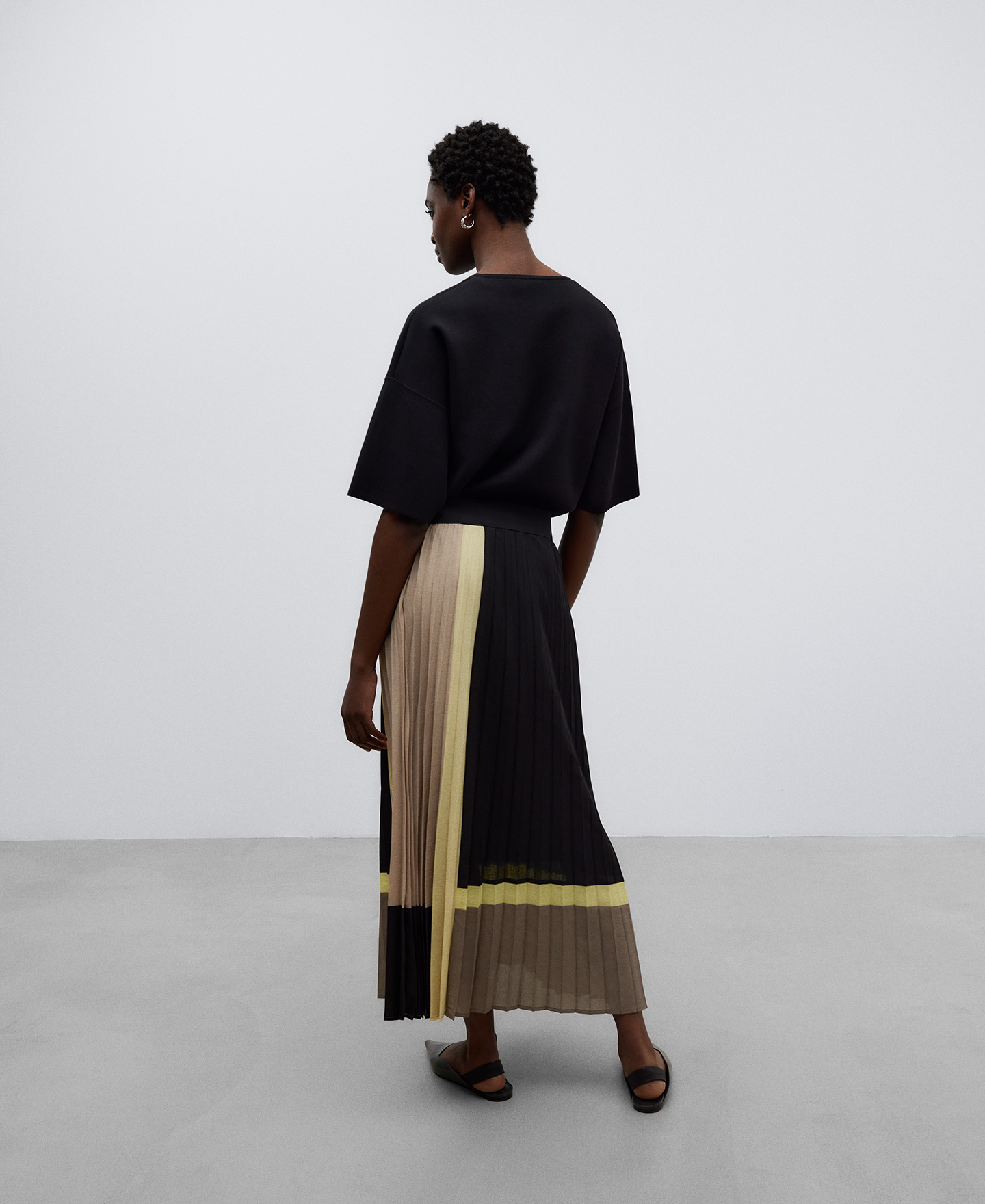 Long skirt woman image number 2
