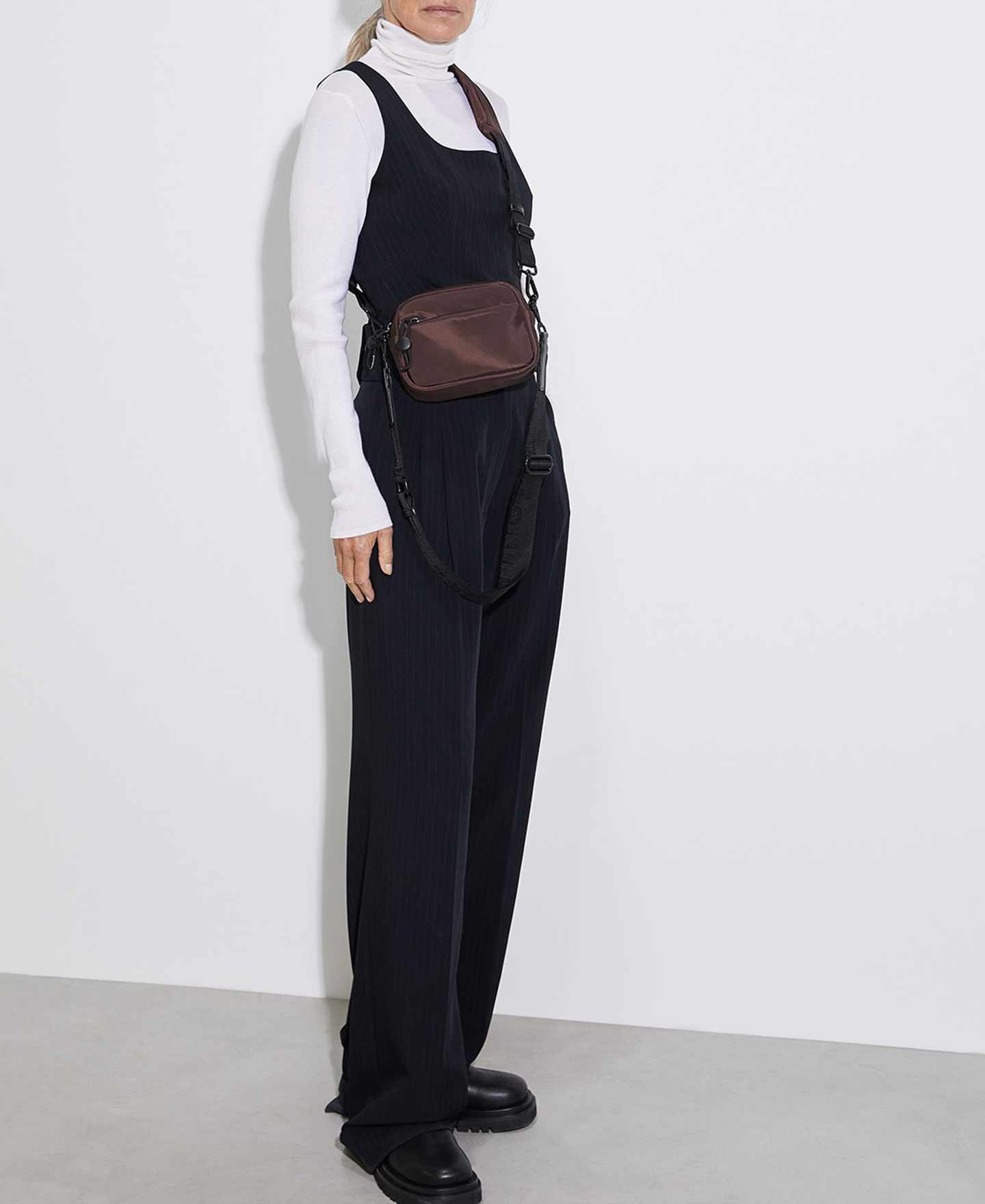 Square shoulder bag in quilted fabric image number 4