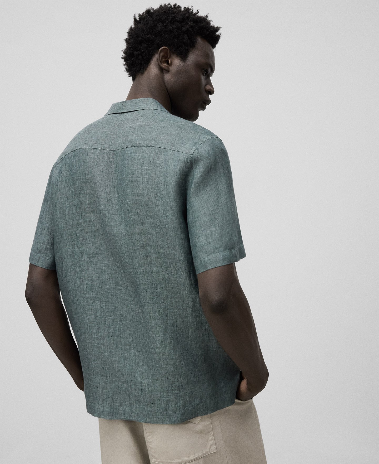 European linen bowling collar shirt man image number 2