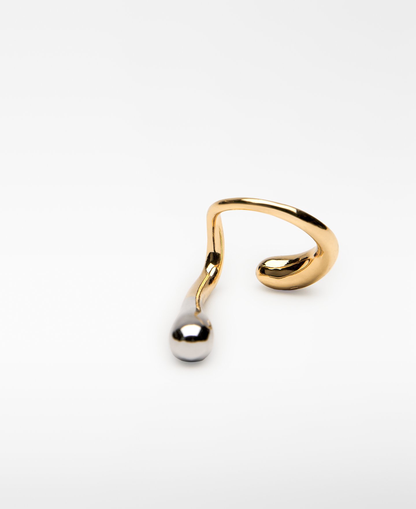 Ear cuff metálico doble lacado mujer image number 2