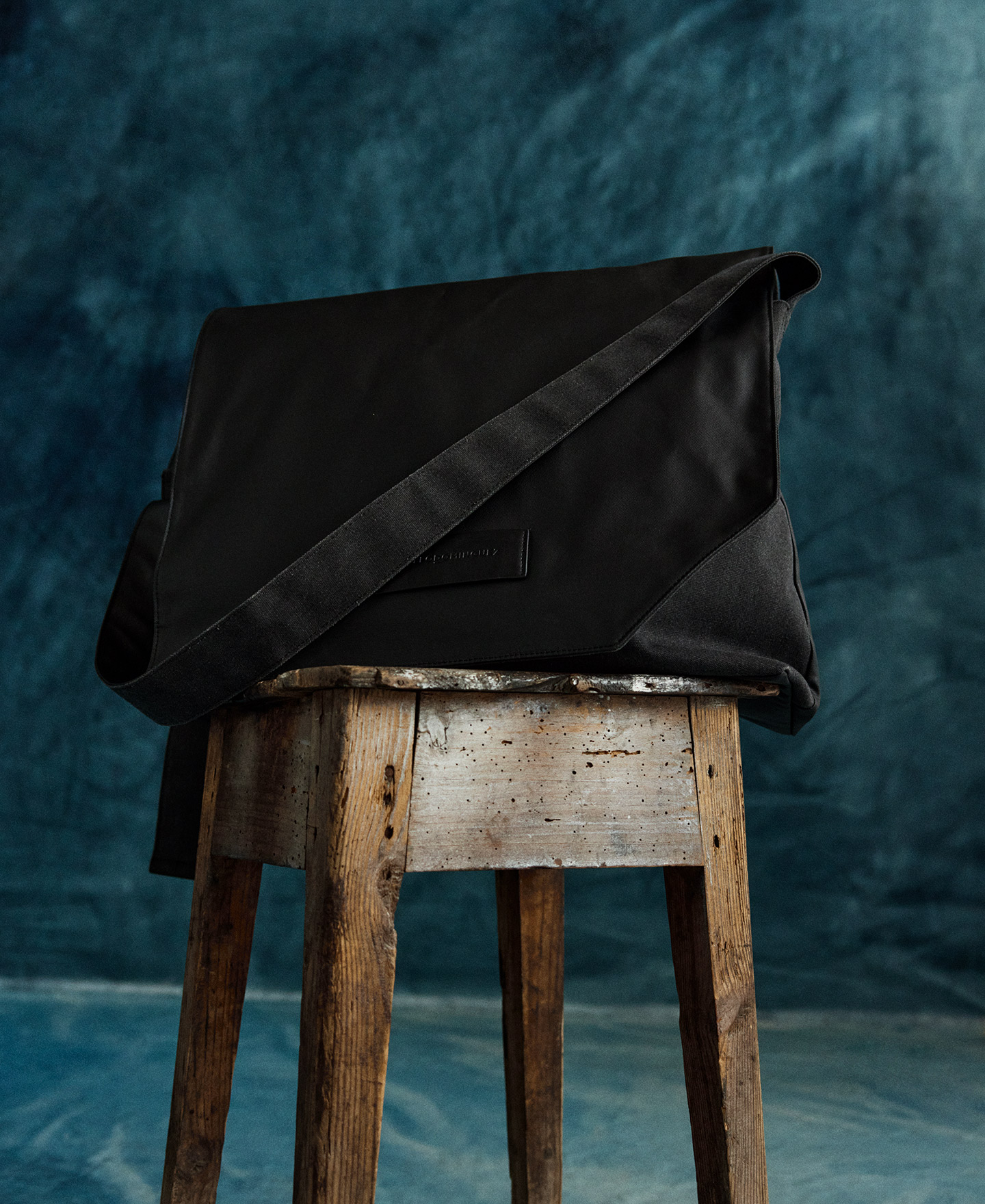 Large messenger bag man image number 4