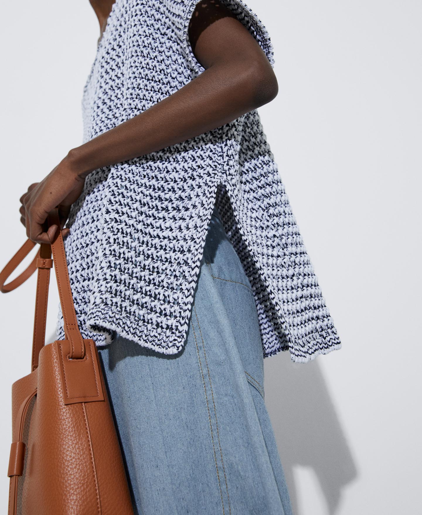 V-neck pullover in openwork knit image number 3