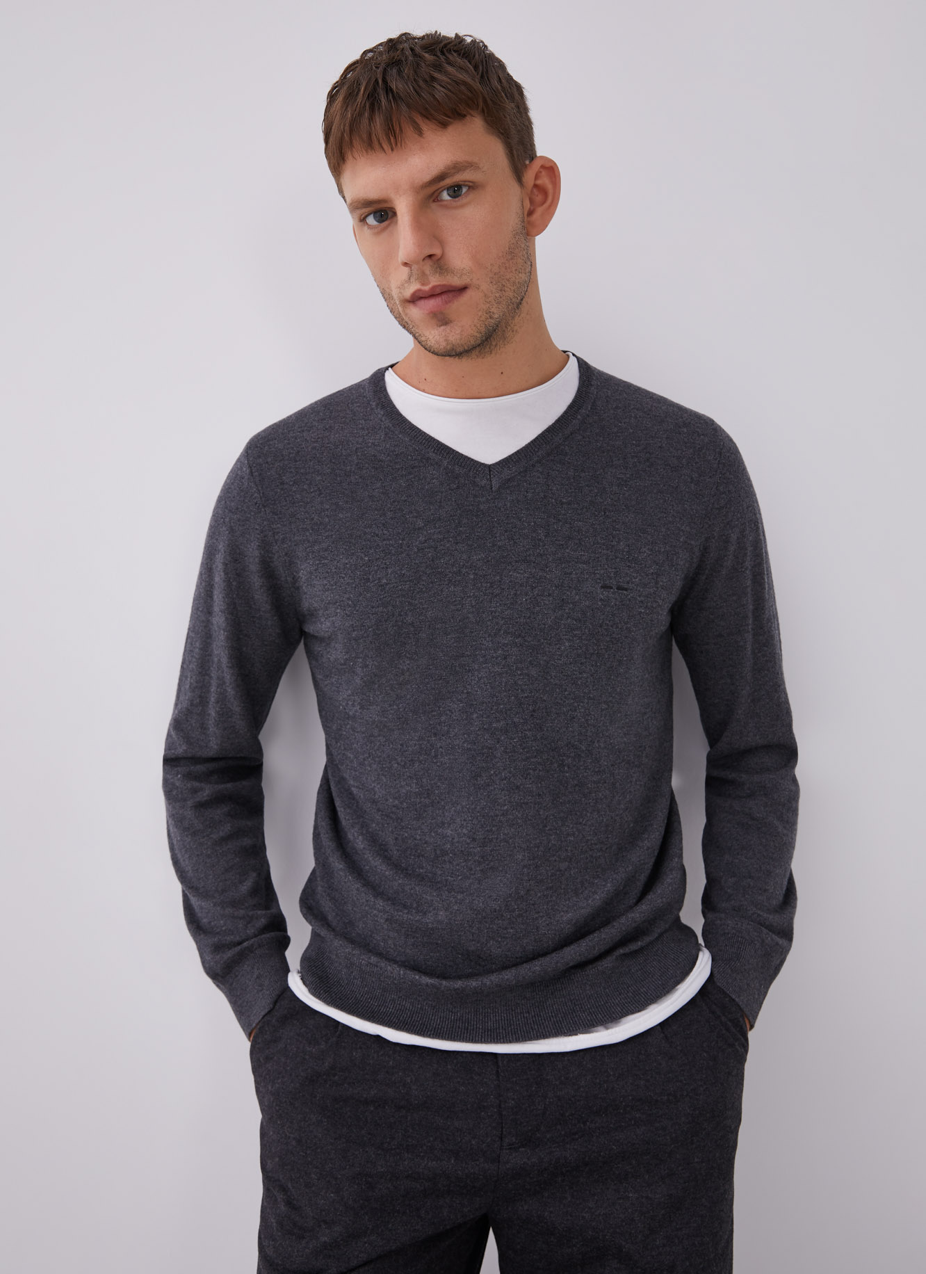 Jersey en merino con cuello pico image number 0