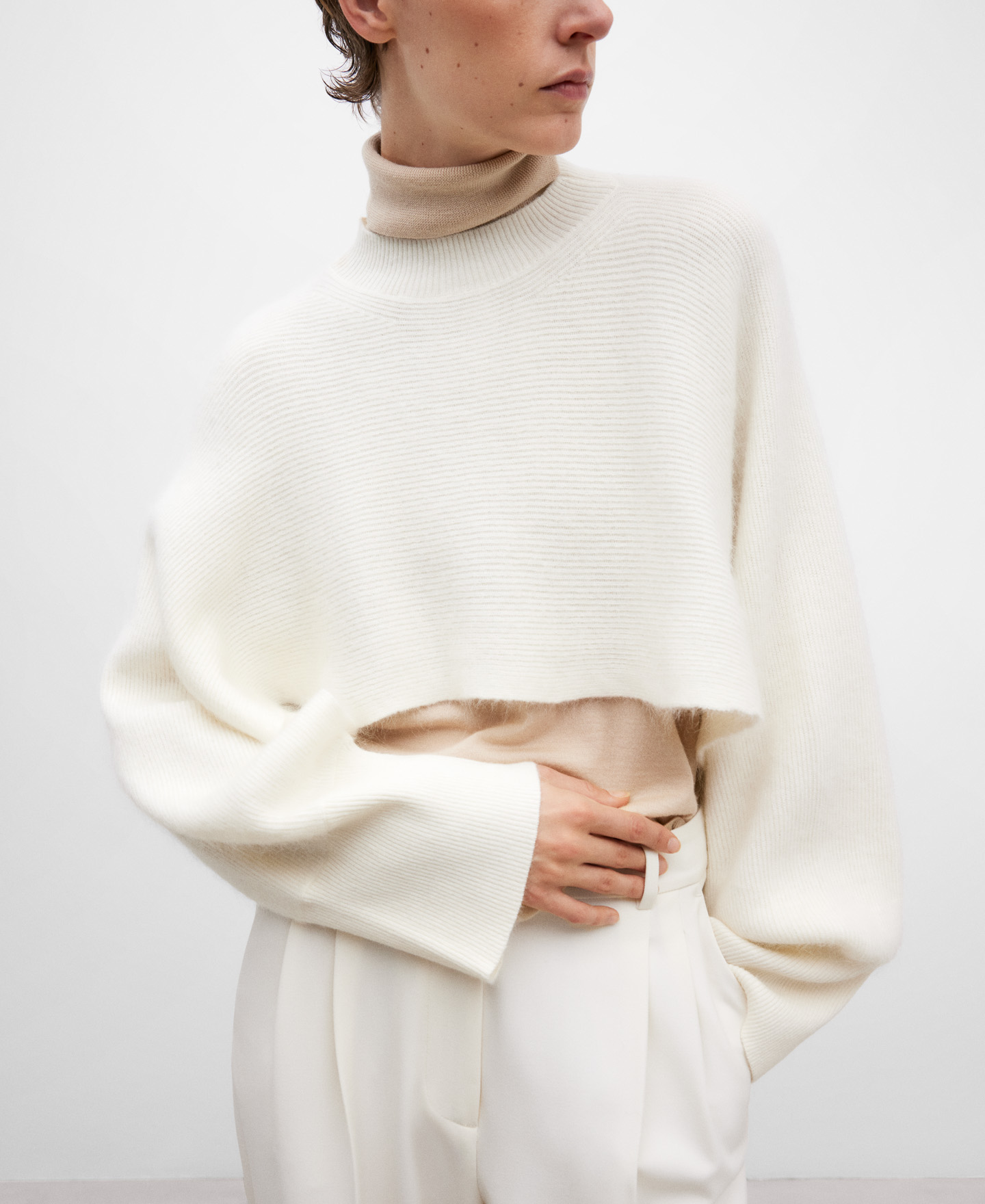 Cream knitted scarf-collar for women image number 3