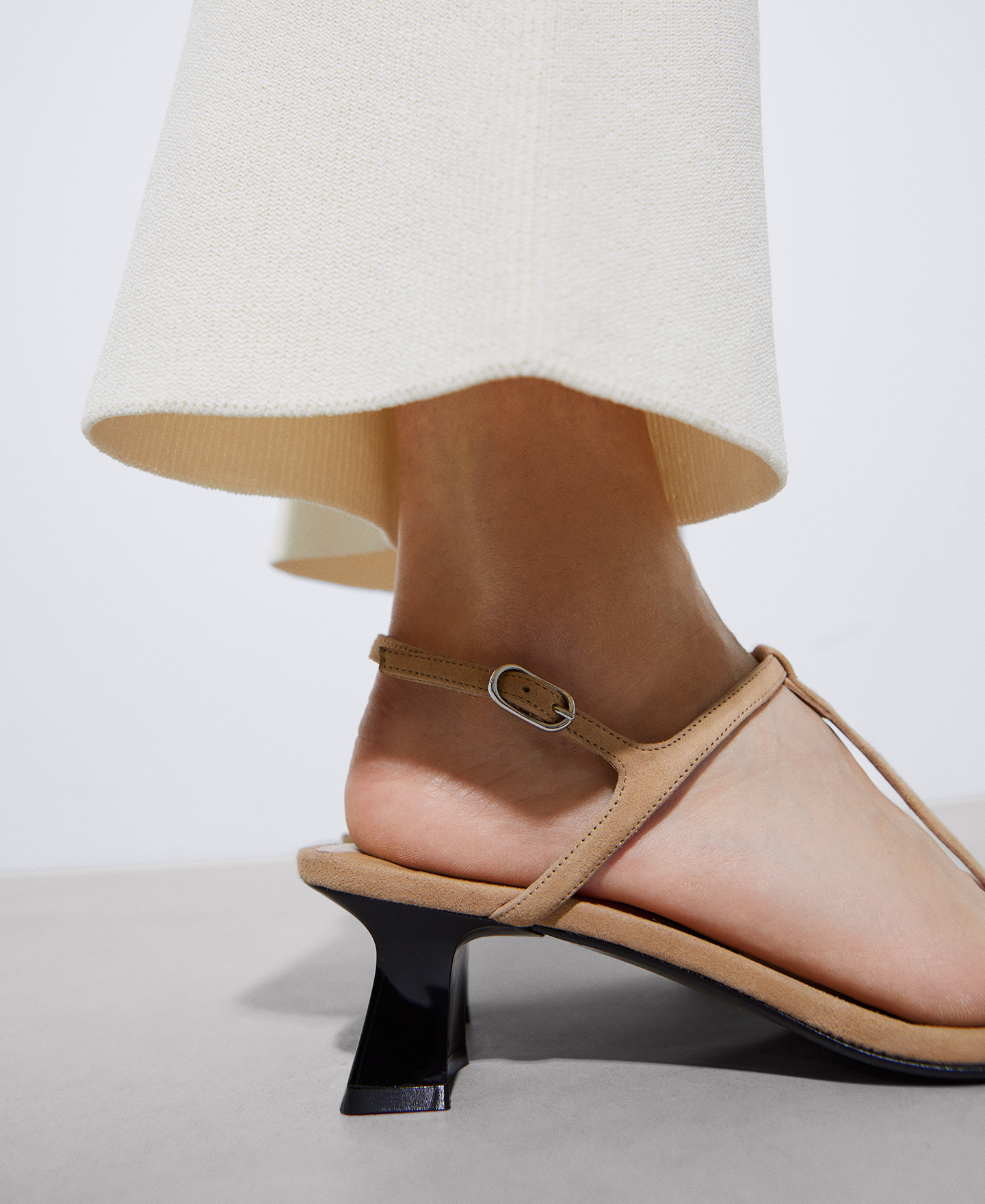 Low heel sandal image number 3