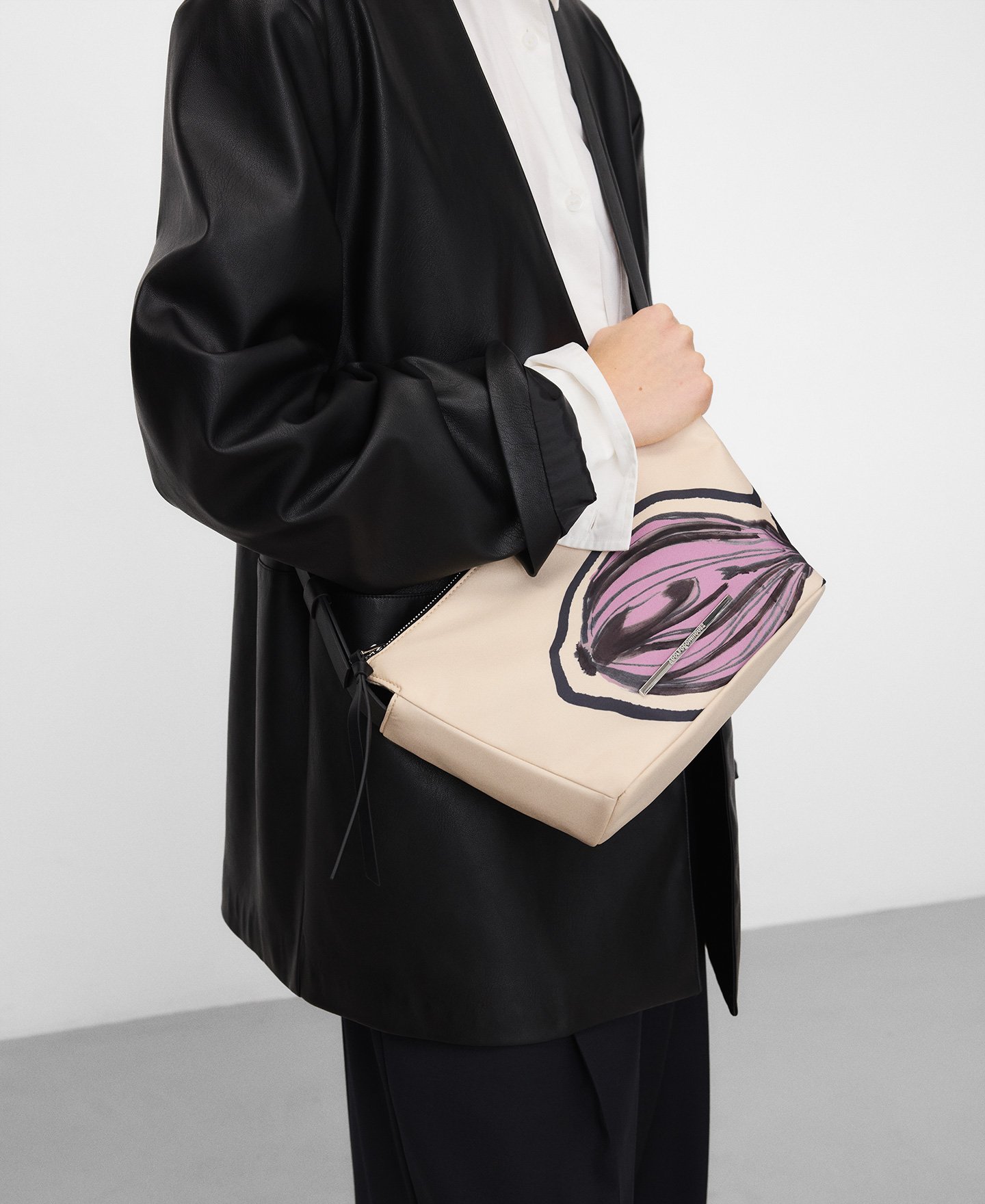 Bolsa pequena Ori&oacute;n estampada em nylon image number 4