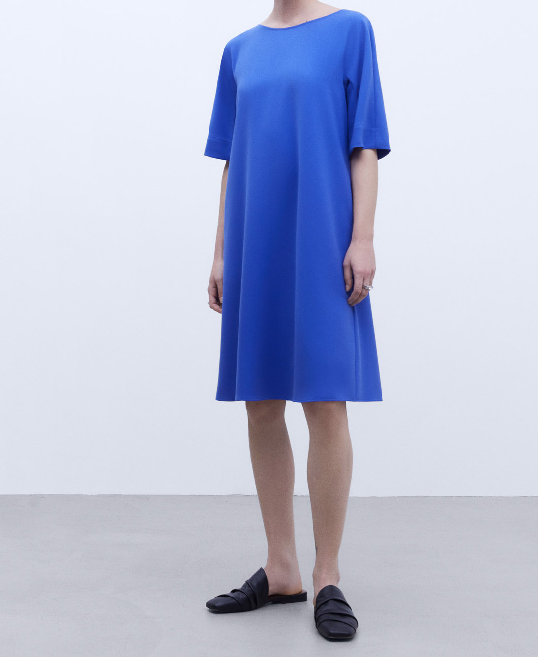 Vestido monocolor evasé image number 1