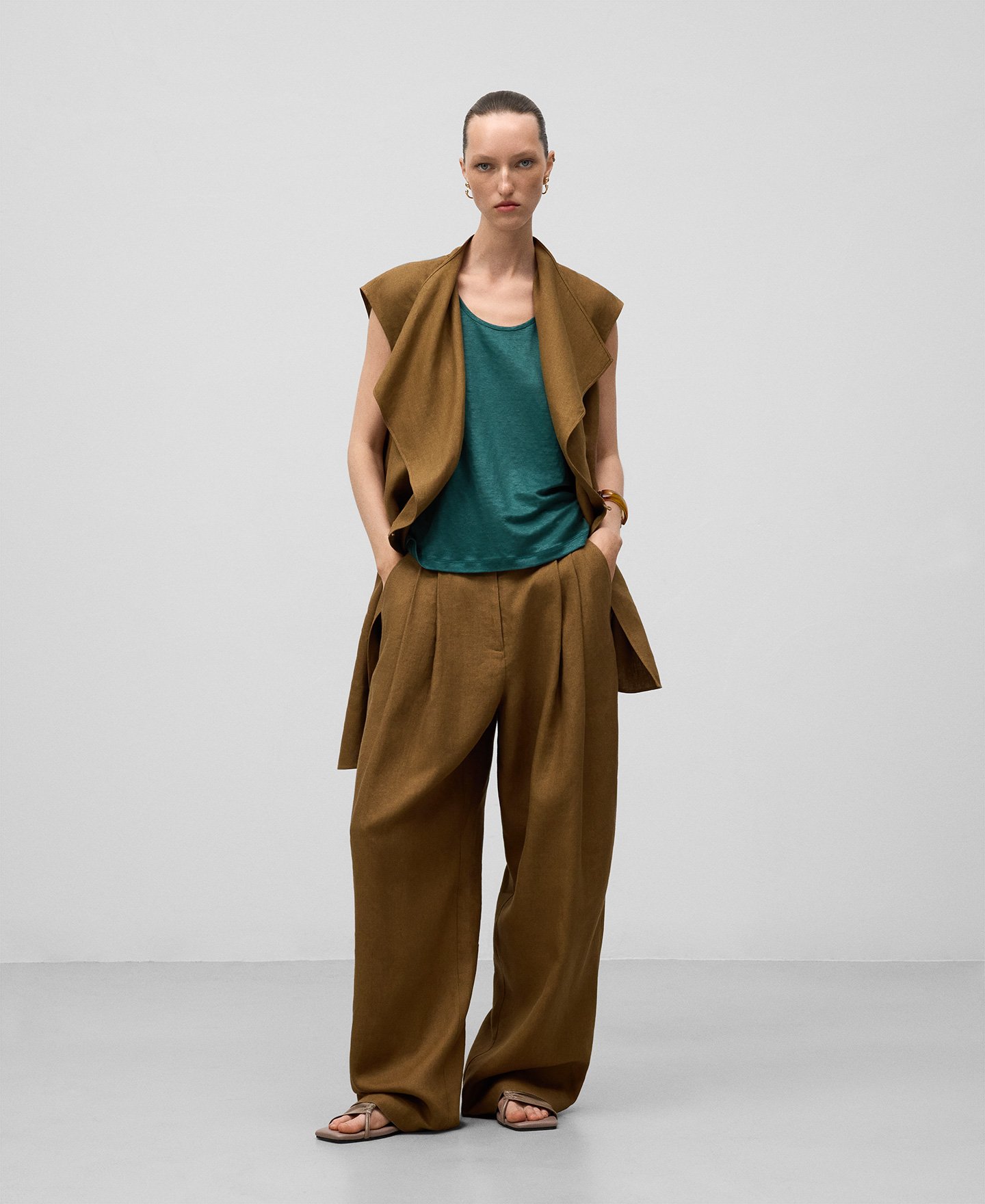 European linen sleeveless T-shirt woman image number 1