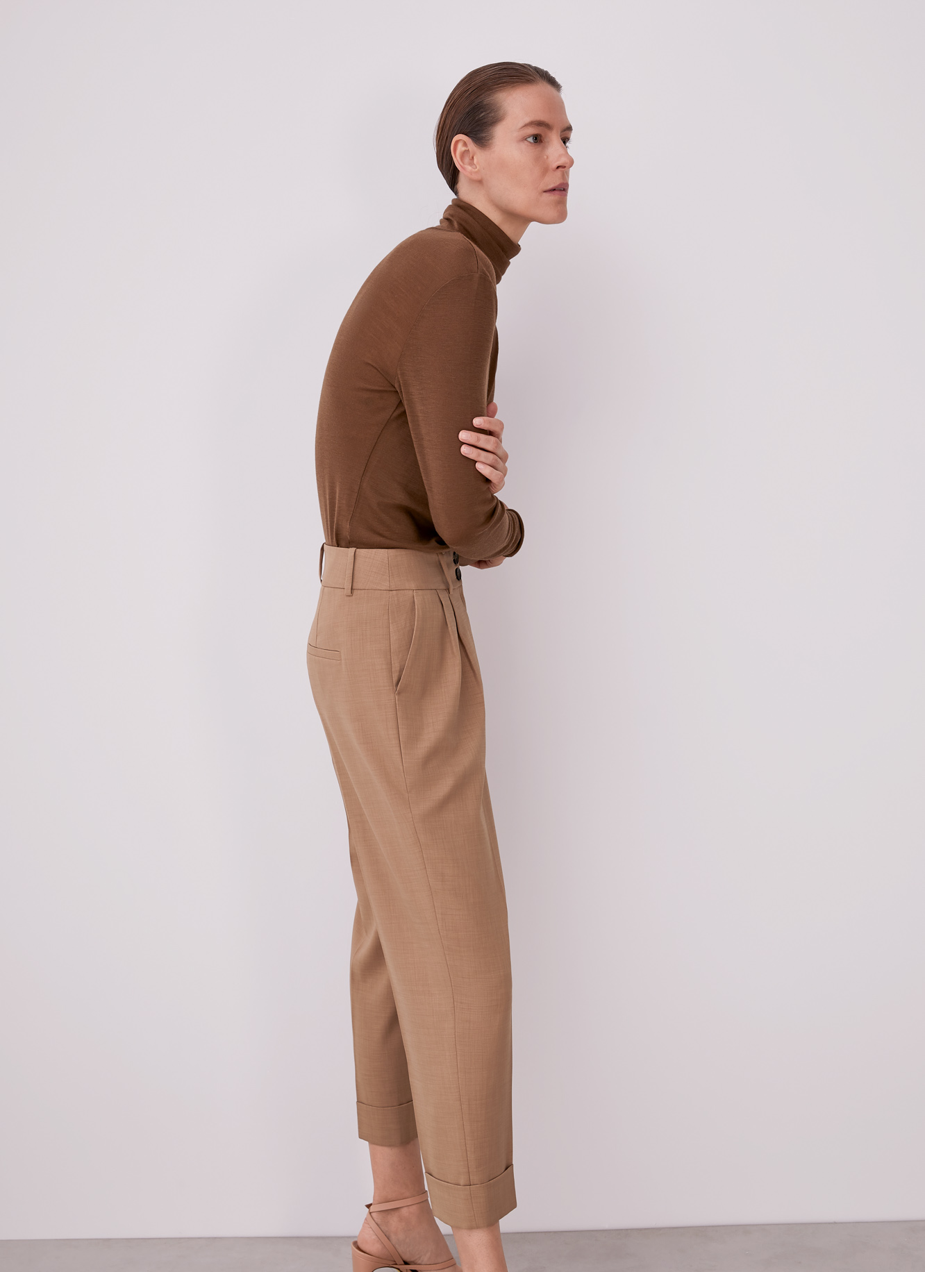 Carrot fit elastic trousers image number 2