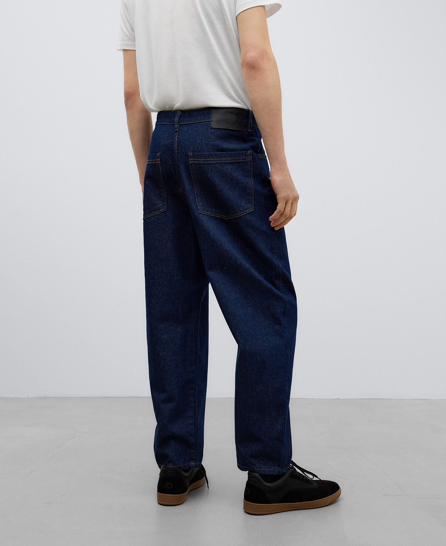 Pantalón denim azul carrot fit hombre image number 2