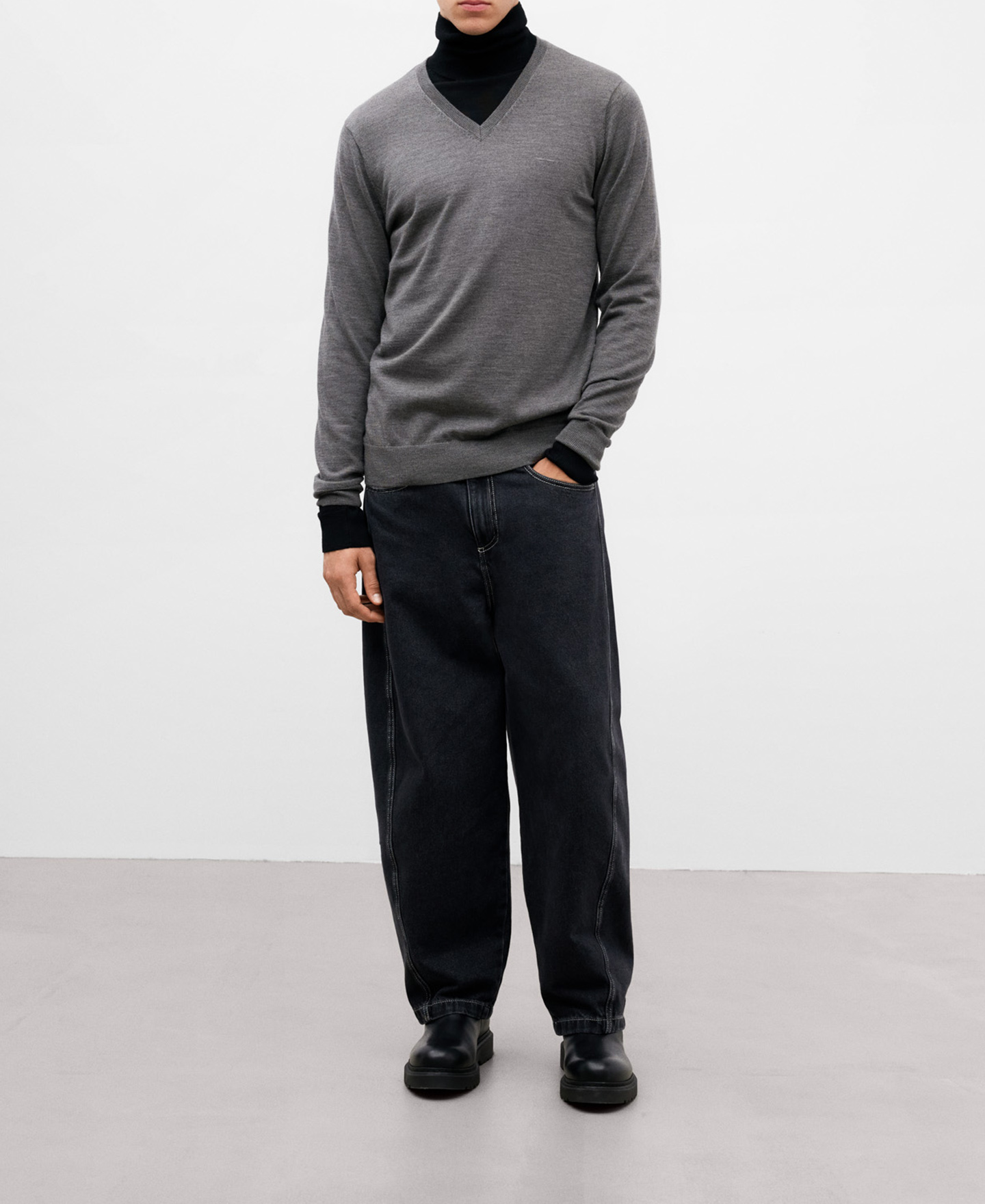 Merino wool V-neck jumper image number 1
