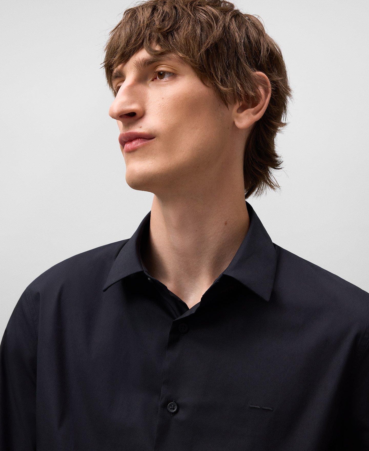 Camisa slim fit com gola de lapela para homem image number 3