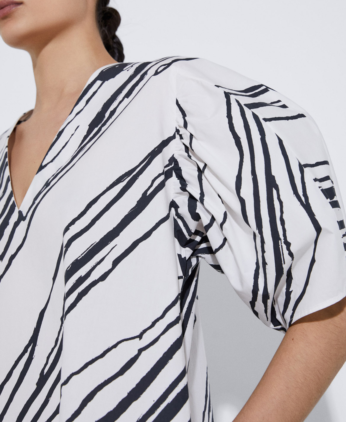 Printed dress with puffed sleeves image number 3