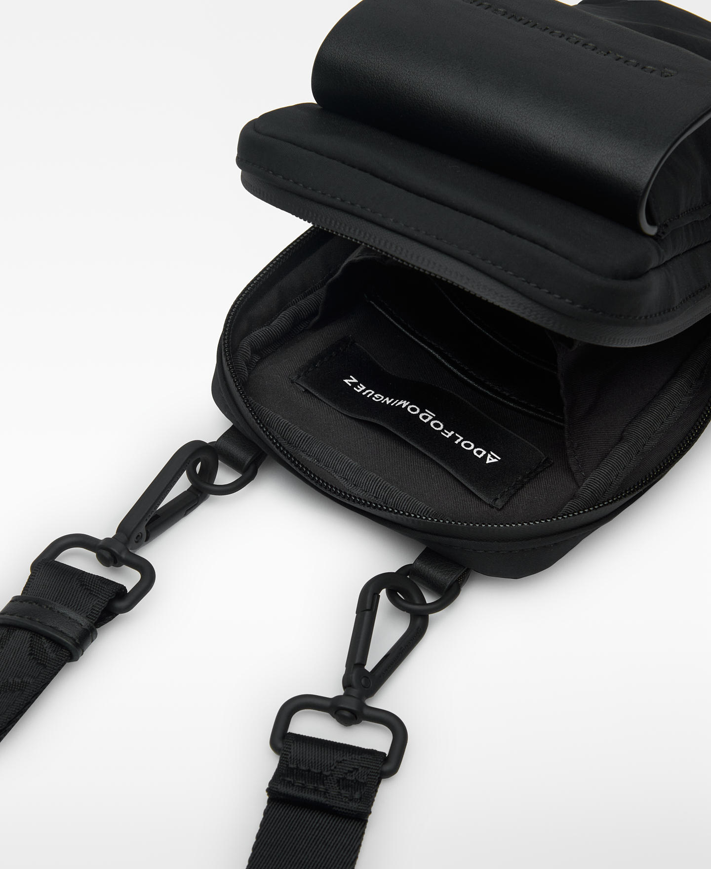 Portamóvil solapa negro hombre image number 6