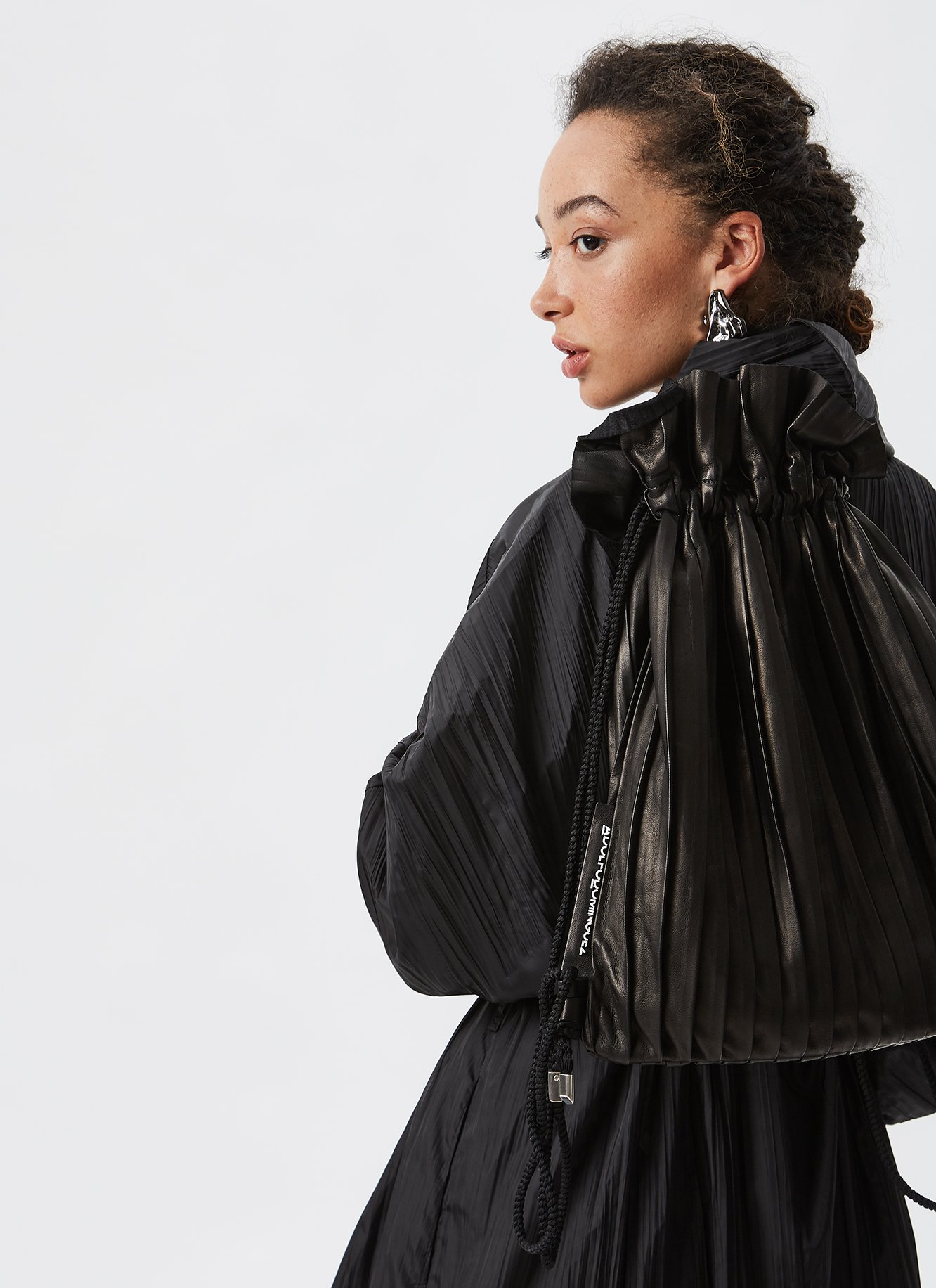 Drawstring bag in pleated leather image number 3