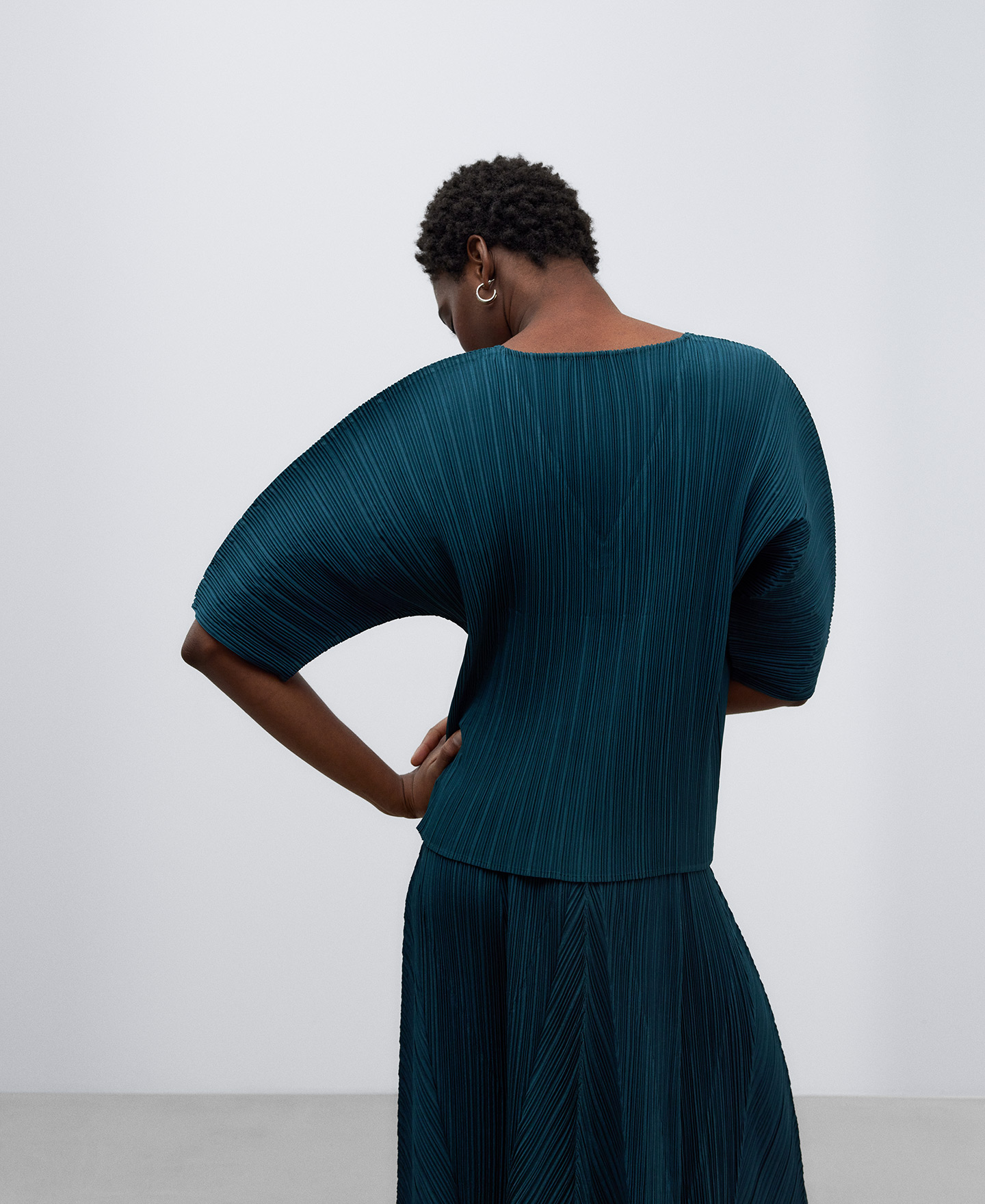 Green crinkle top woman image number 2