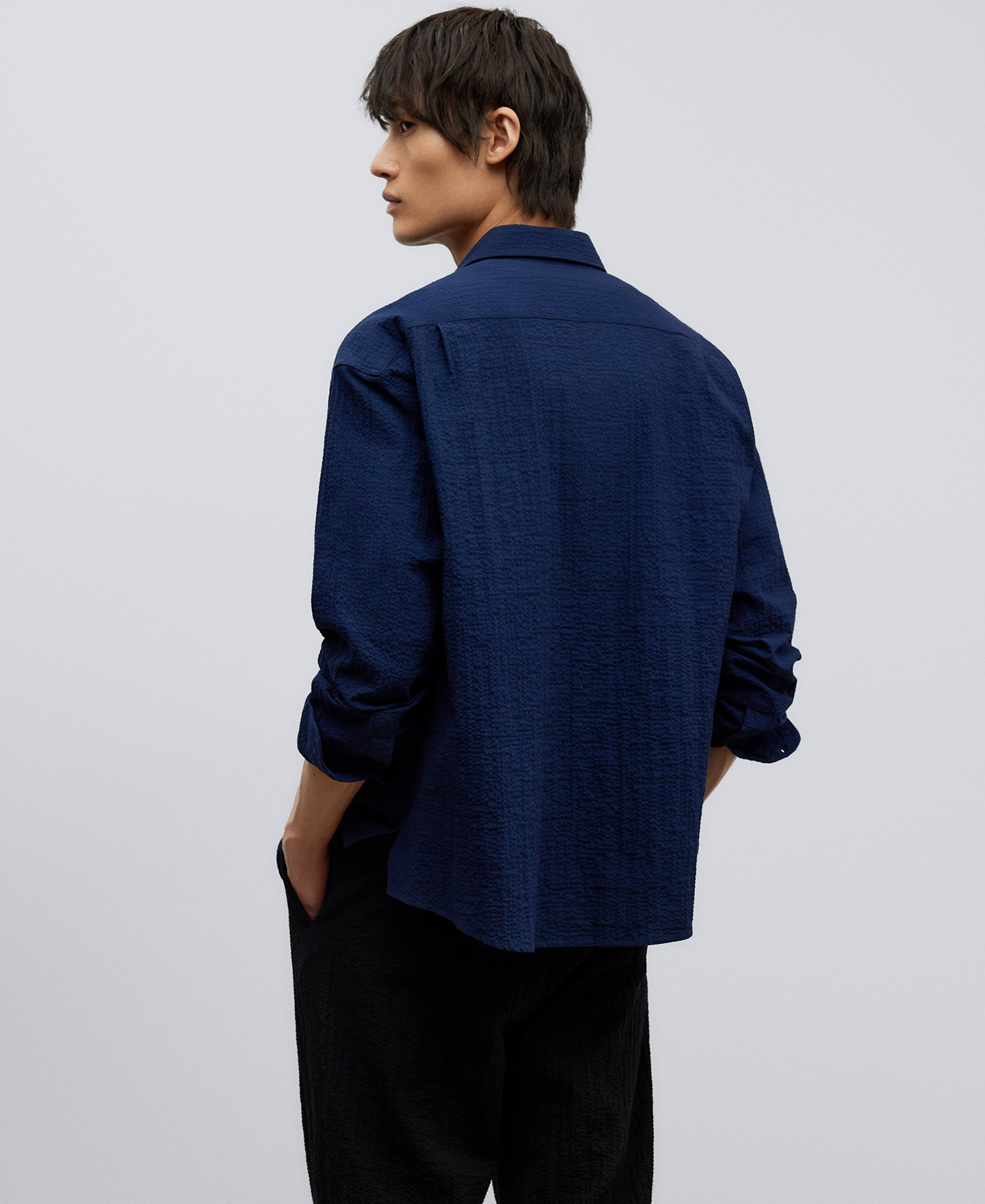 Navy blue cotton shirt man image number 2
