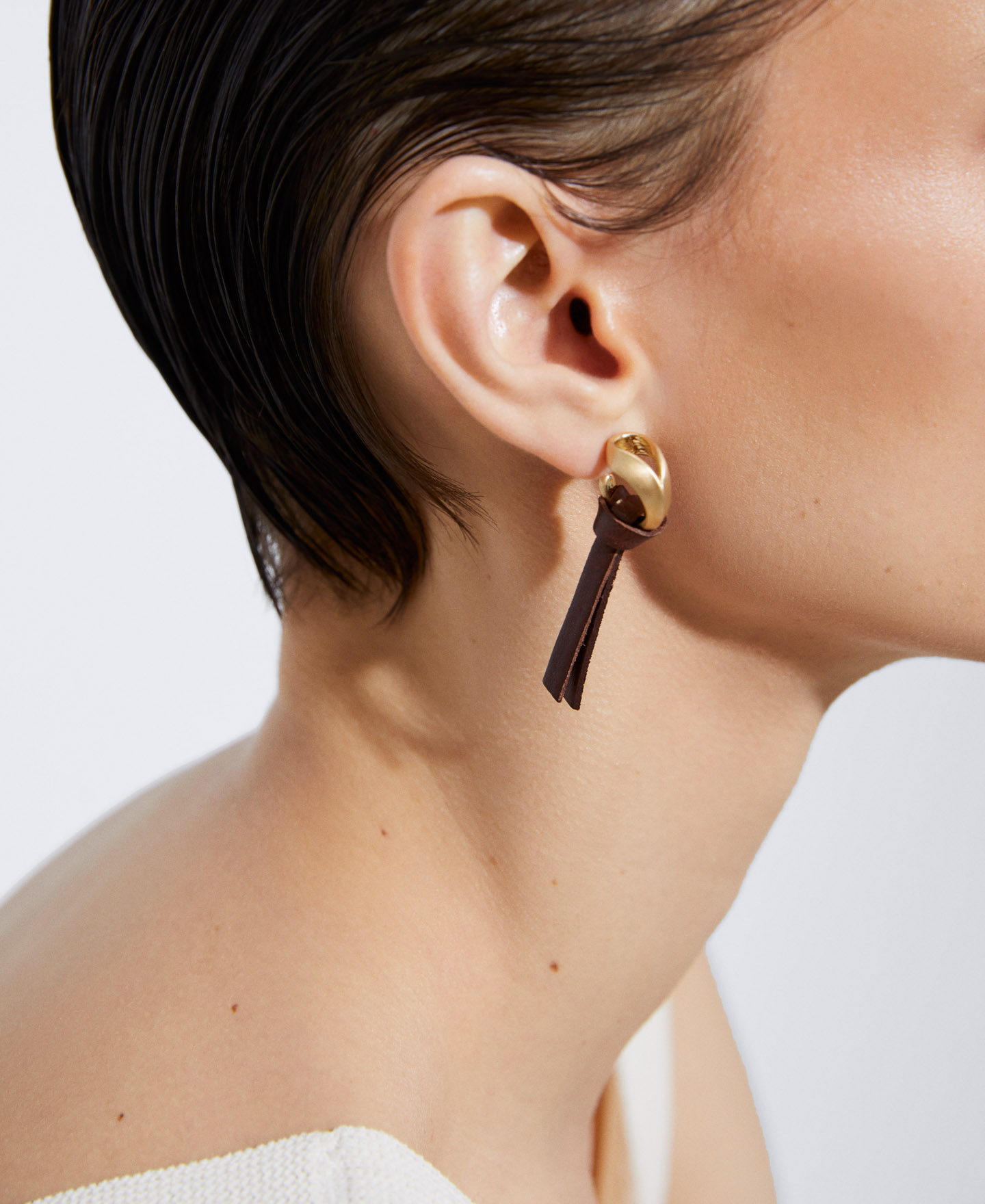 Leather and metal earrings image number 4