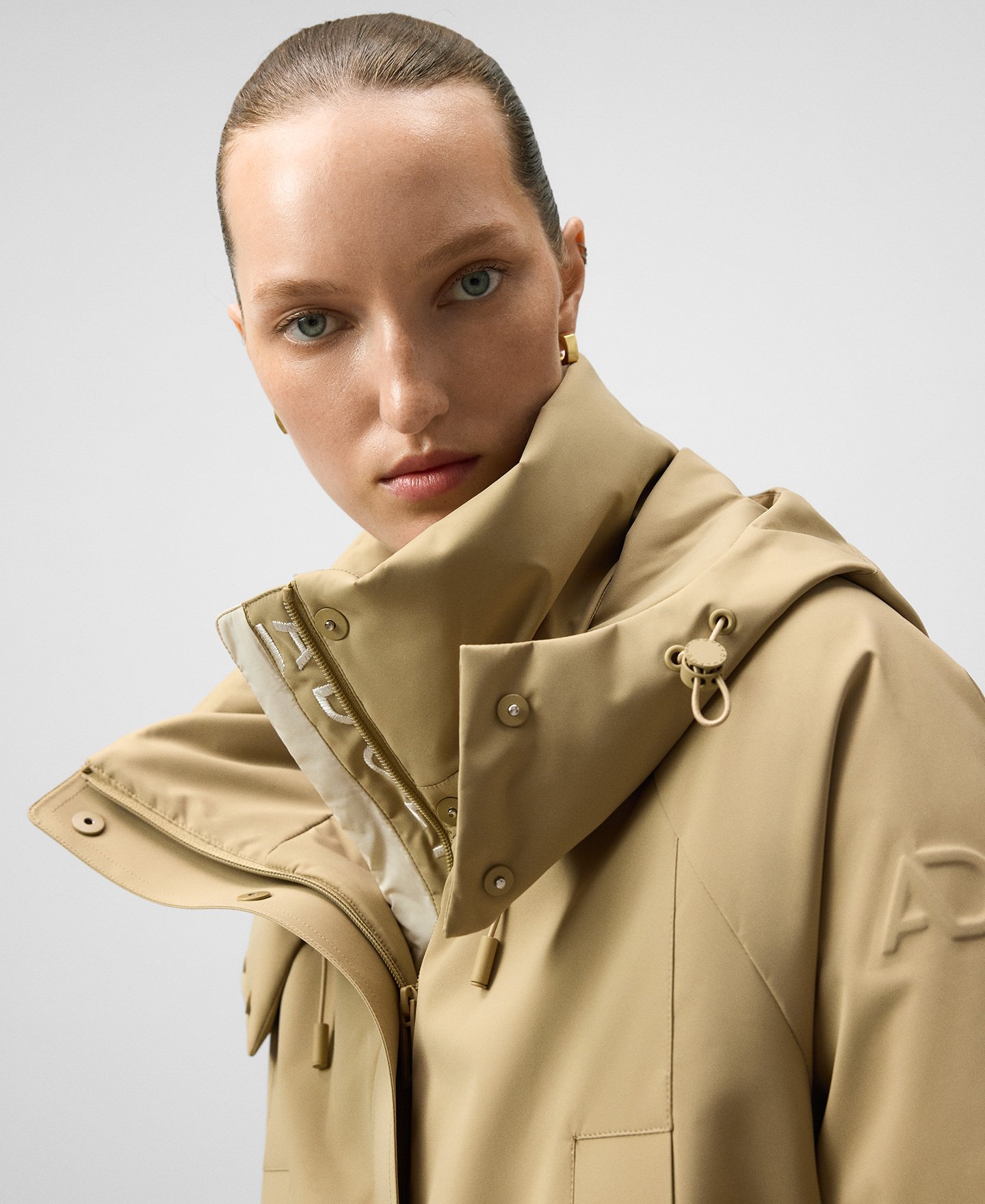 Parka corta con capucha mujer image number 4