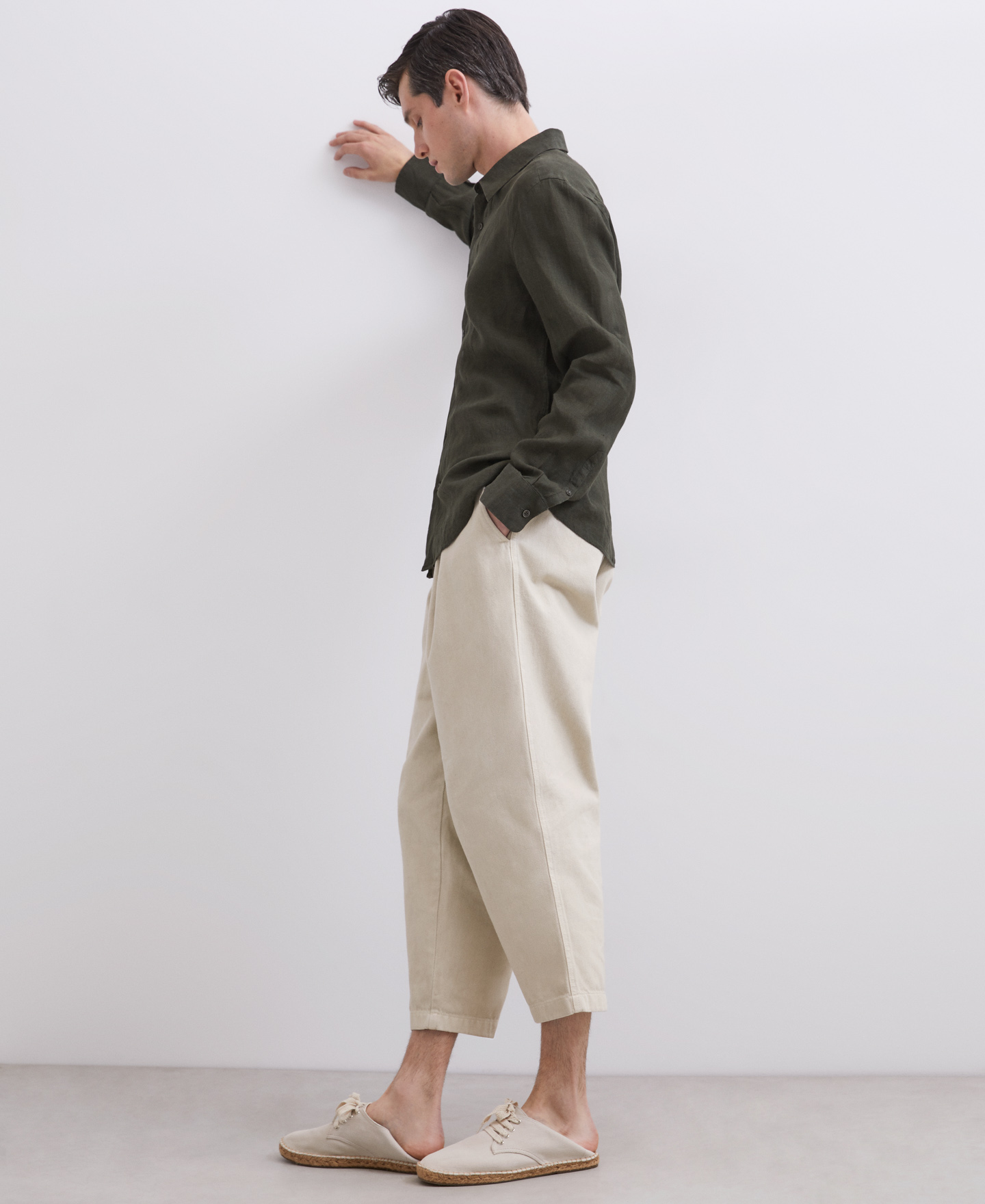 White linen shirt with shirt collar image number 3