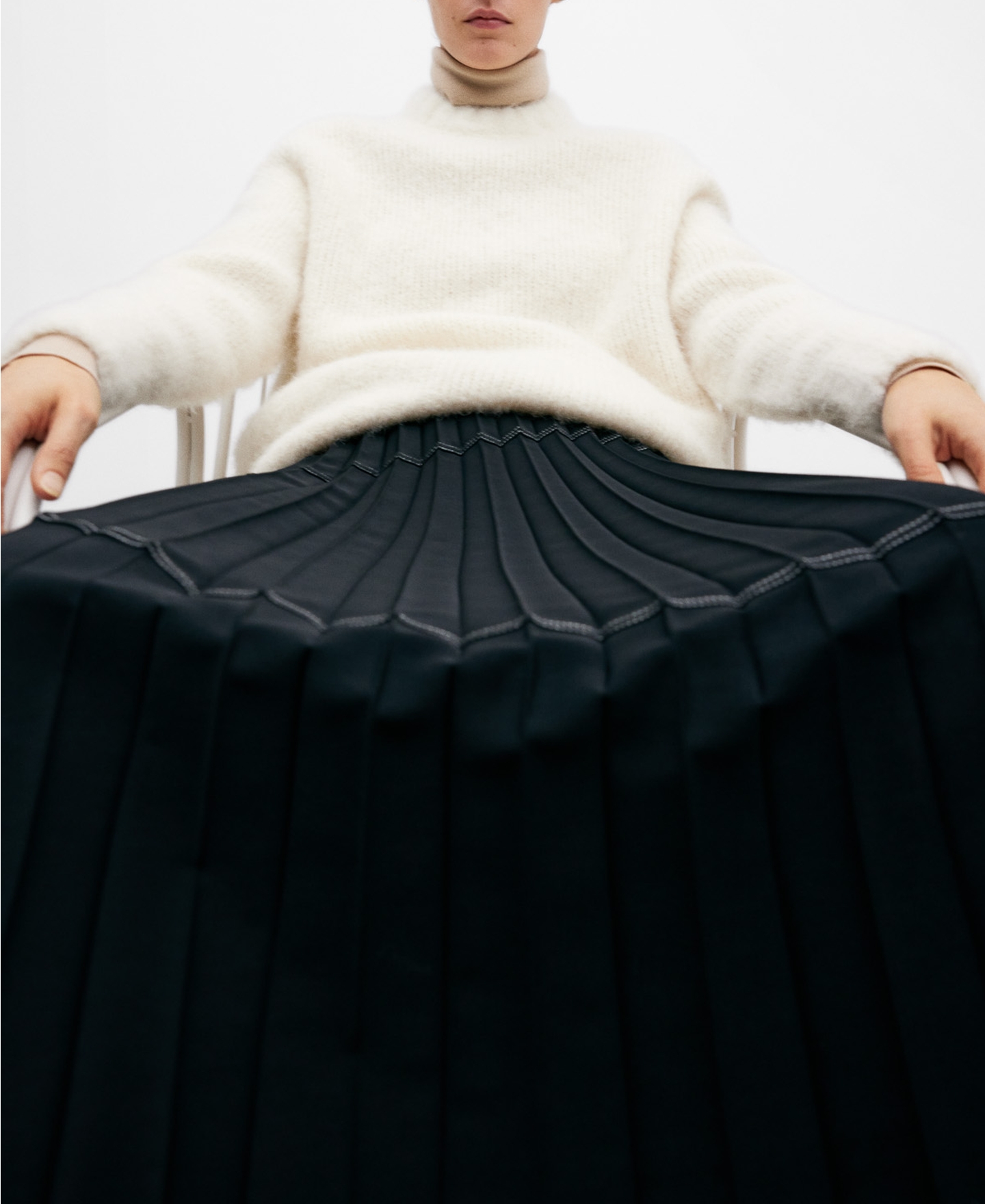 Black pleated skirt woman image number 3
