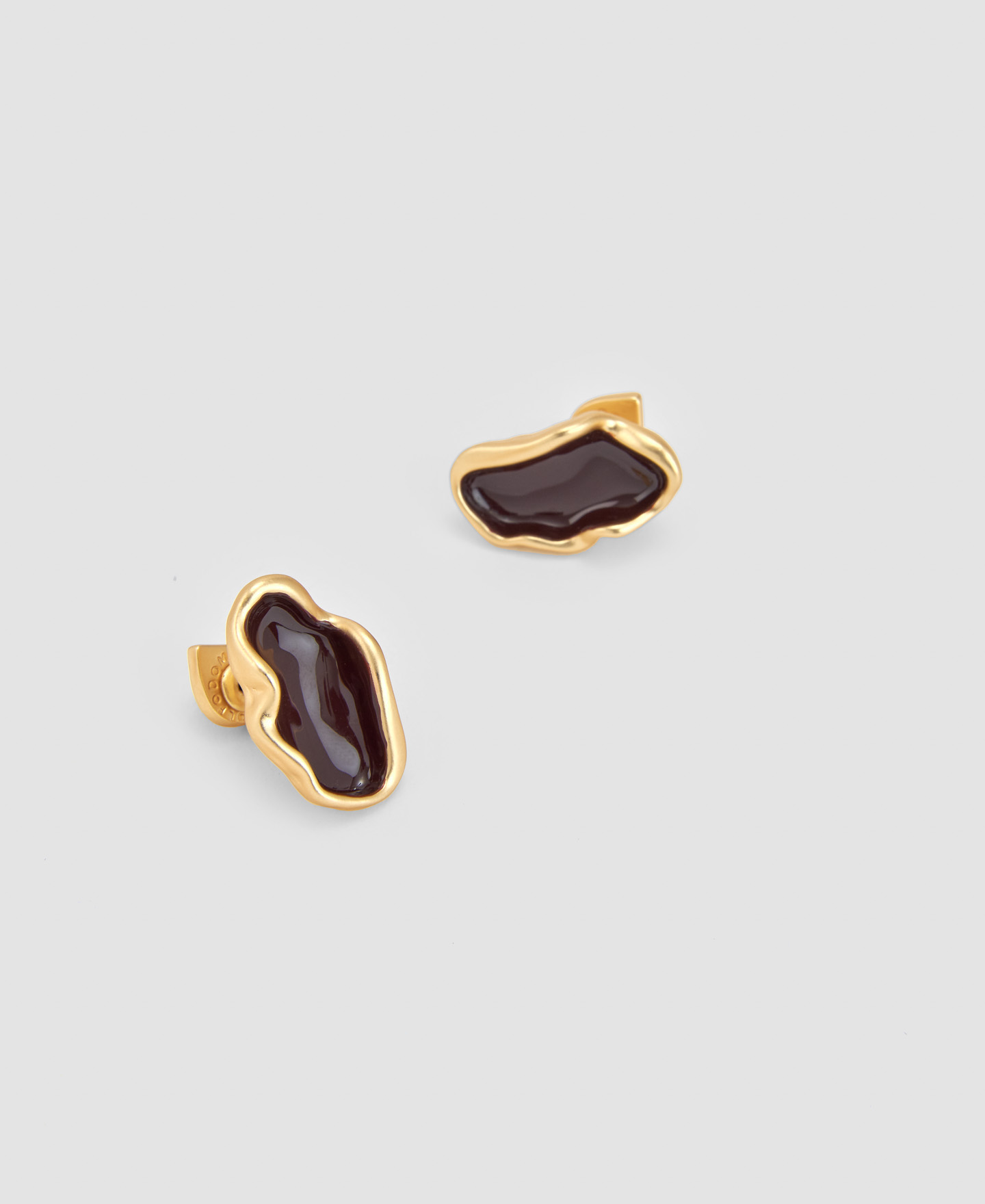 Zinc and resine Pétalo earring image number 1