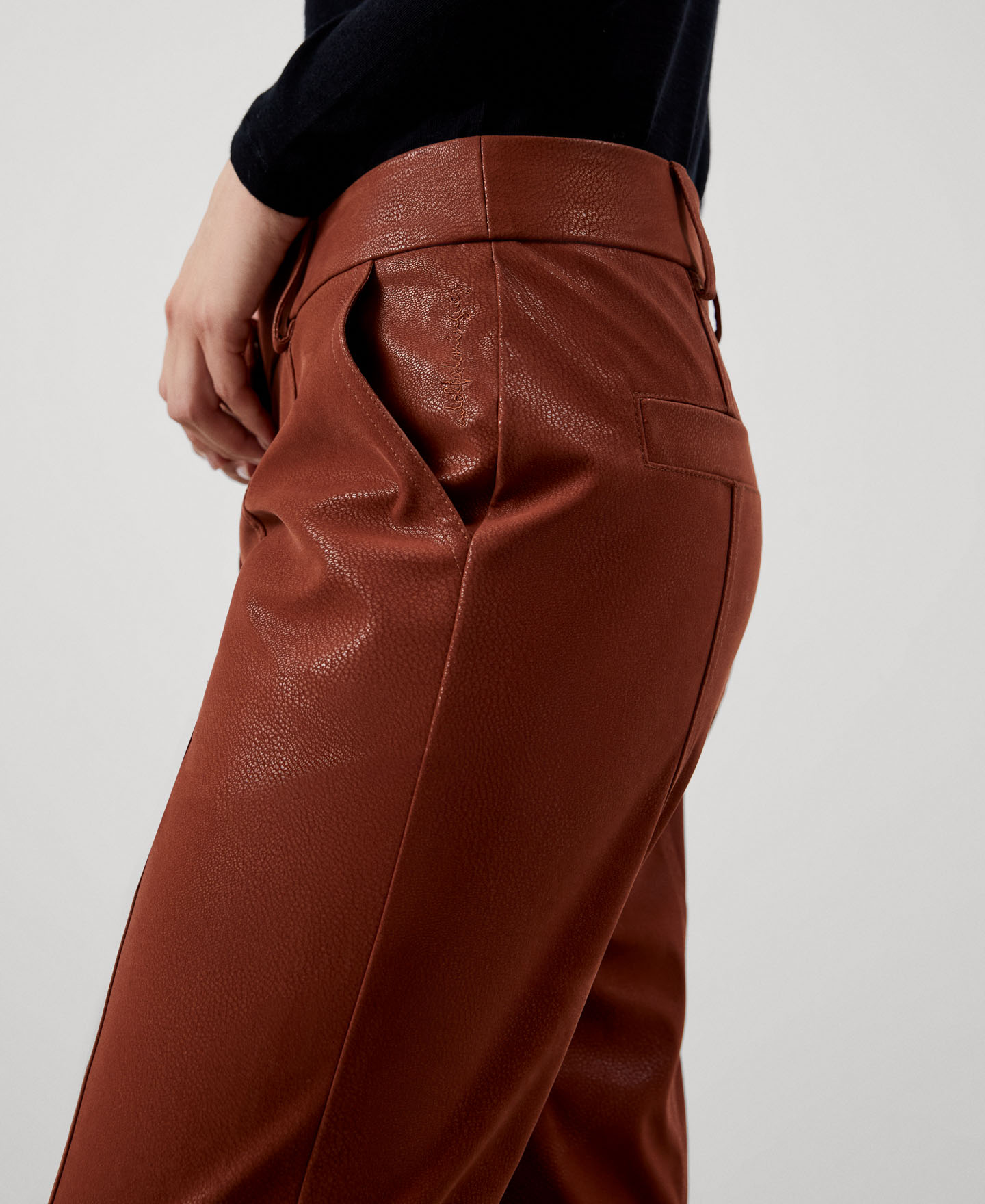 Pantalón tiro alto en textura piel image number 3