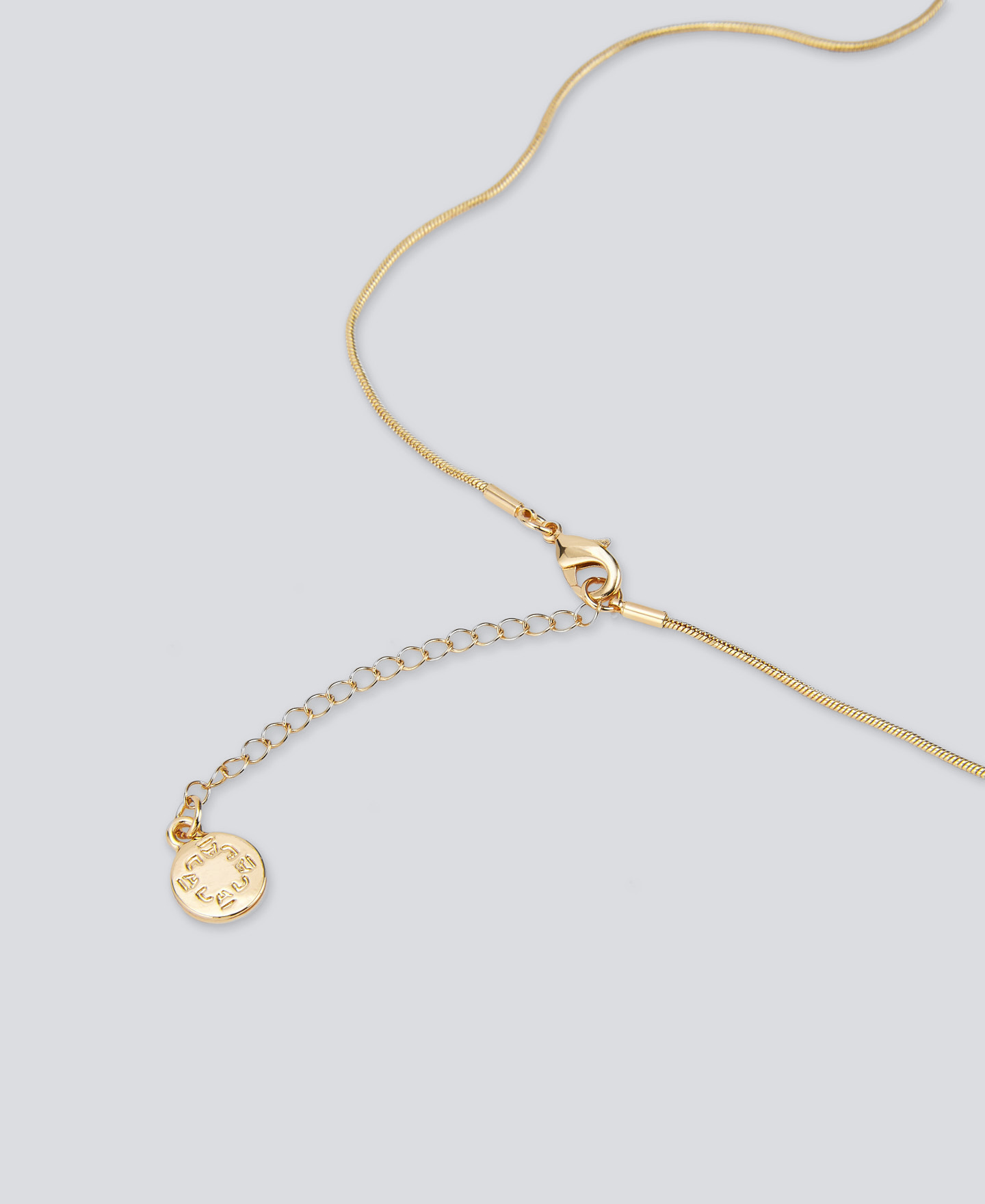 Pendentif femme avec motif lettre dorée image number 2