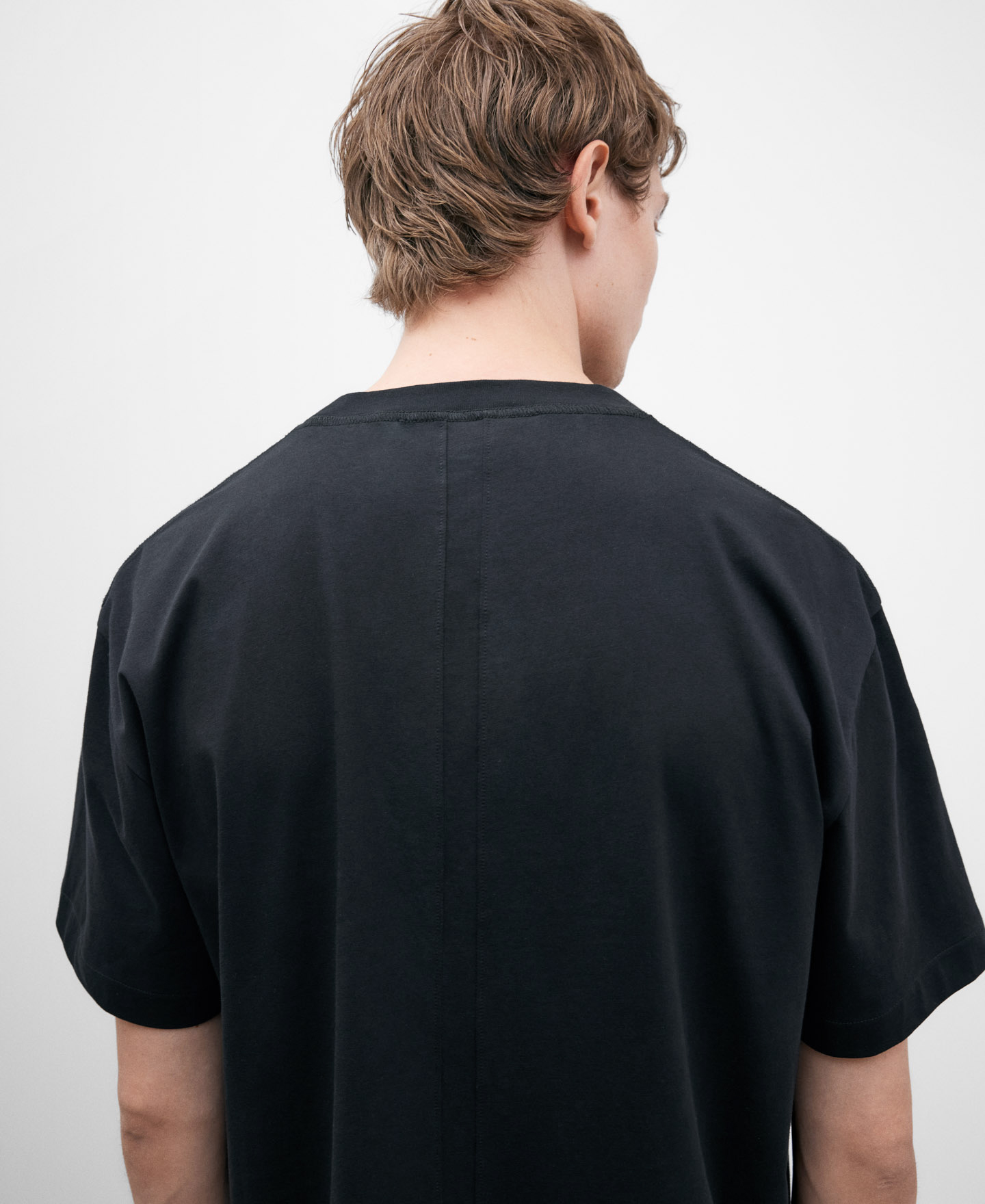 Camiseta negra cuello caja image number 3