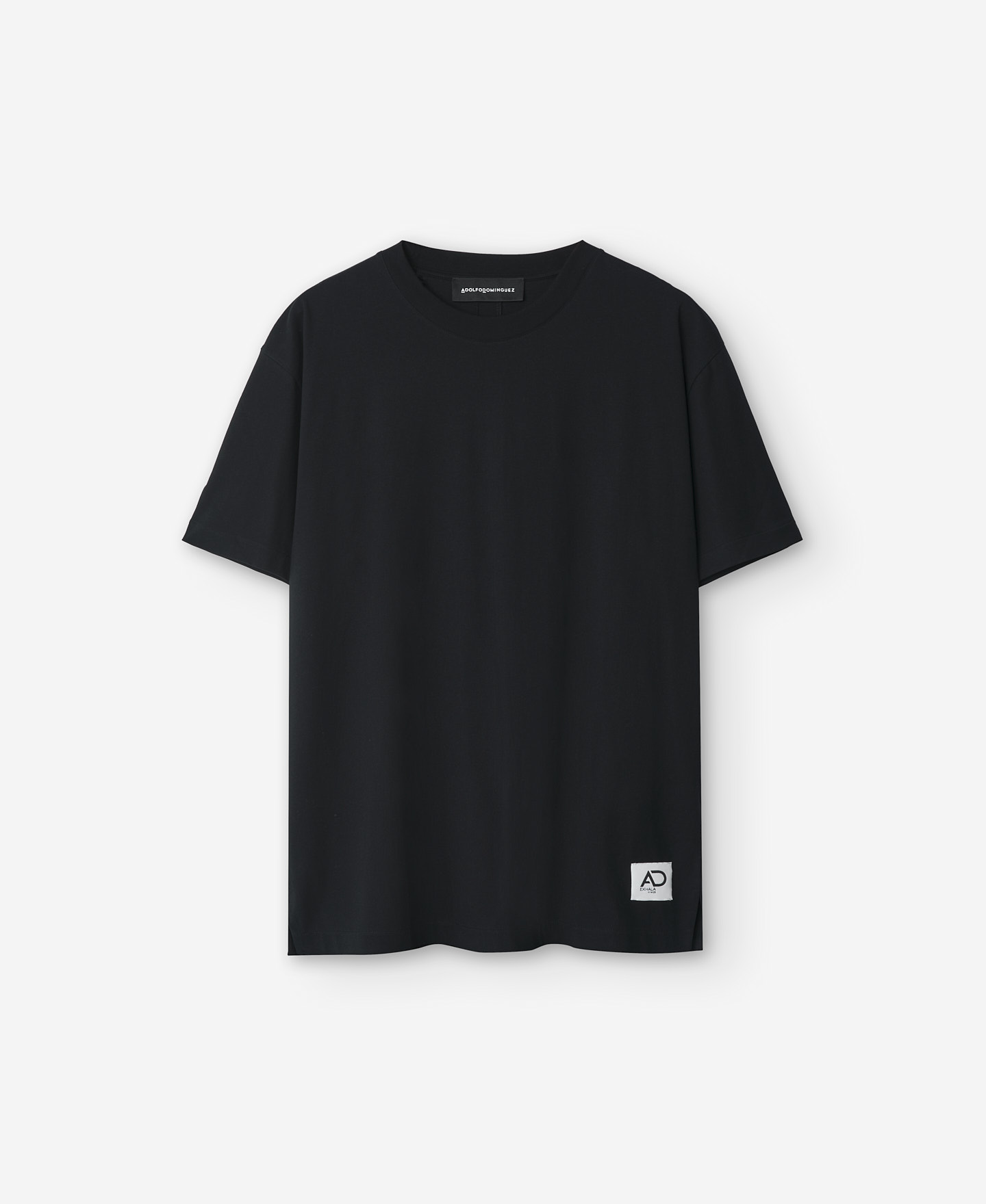 Camiseta negra cuello caja image number 4