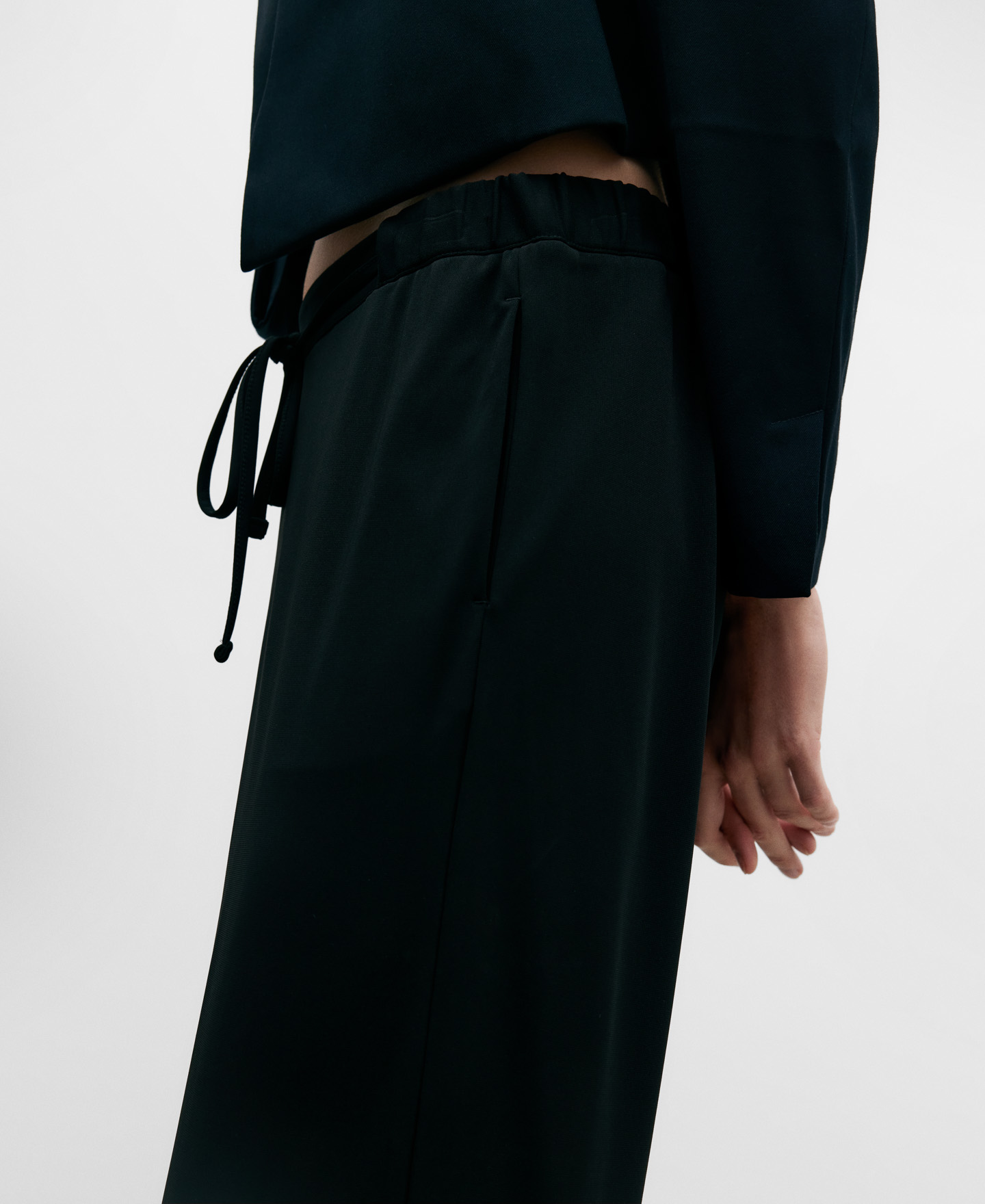Pantalón jogger negro image number 3