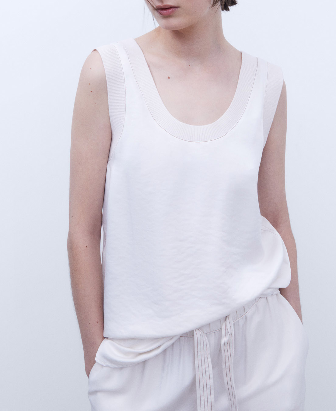 Round collar t-shirt image number 0