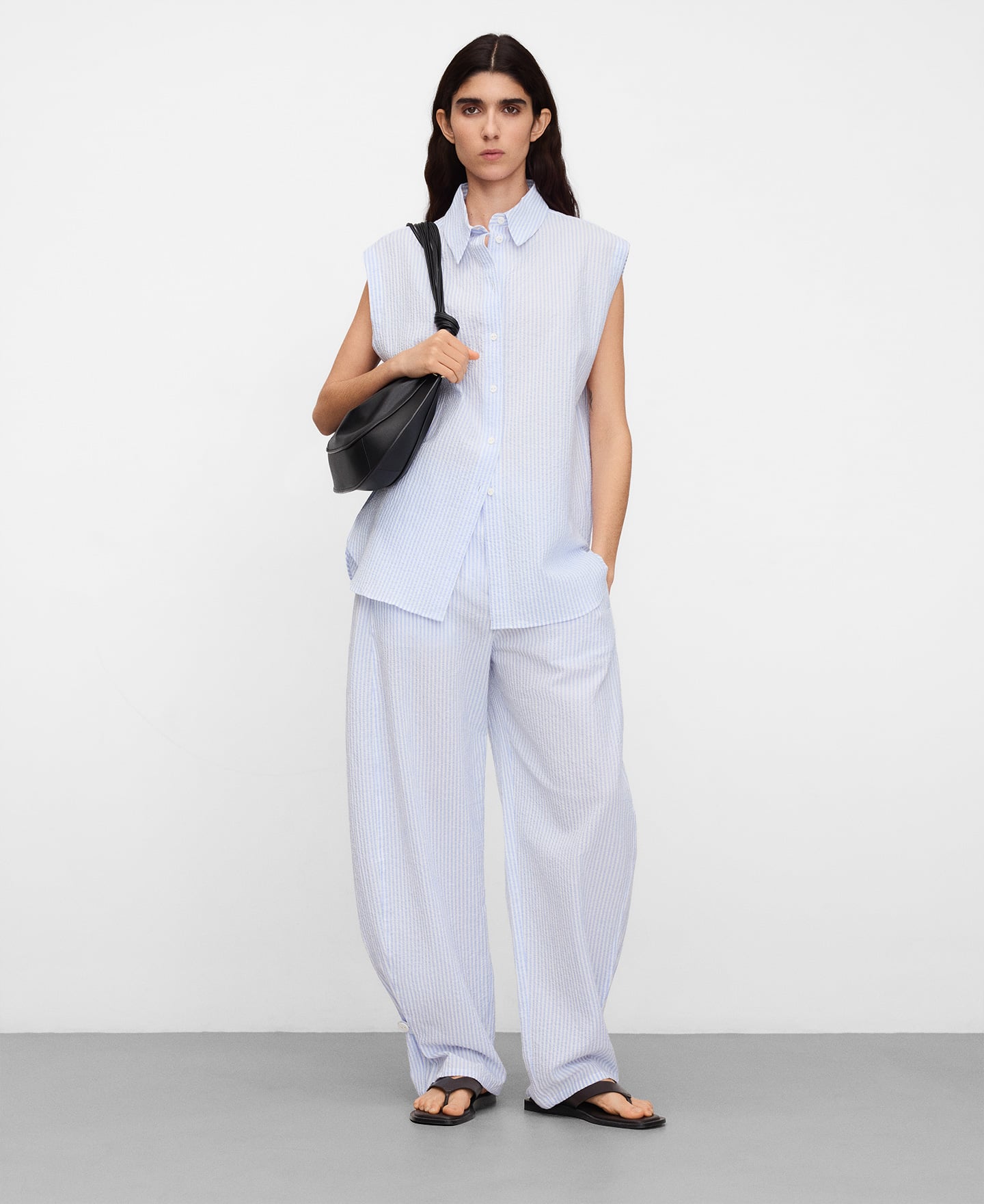 Seersucker striped armhole sleeve shirt image number 1