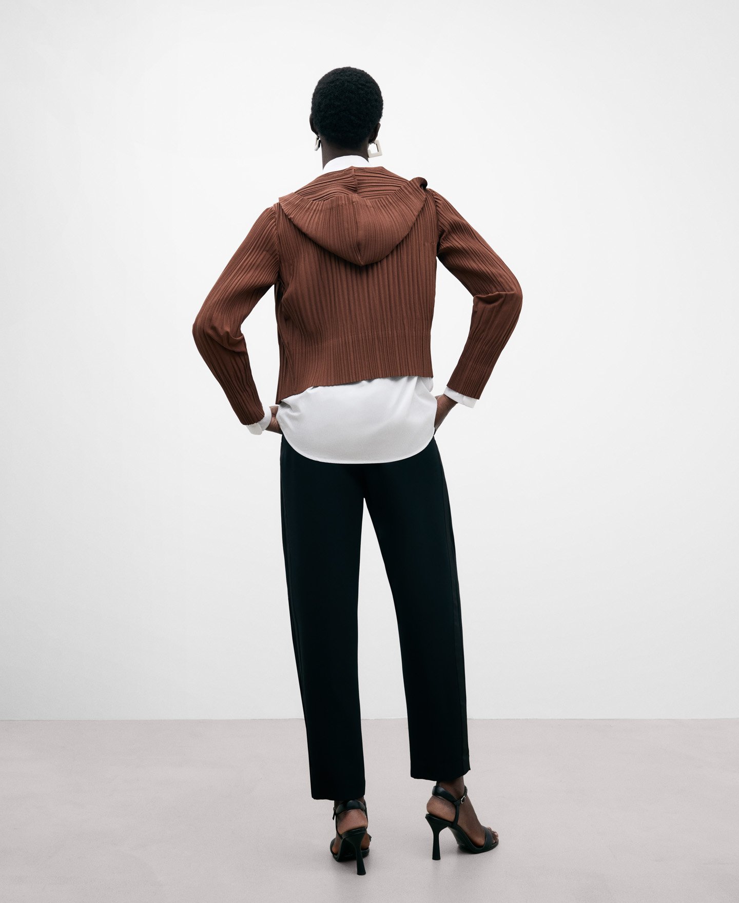 Brown short crinkle sweatshirt woman image number 1