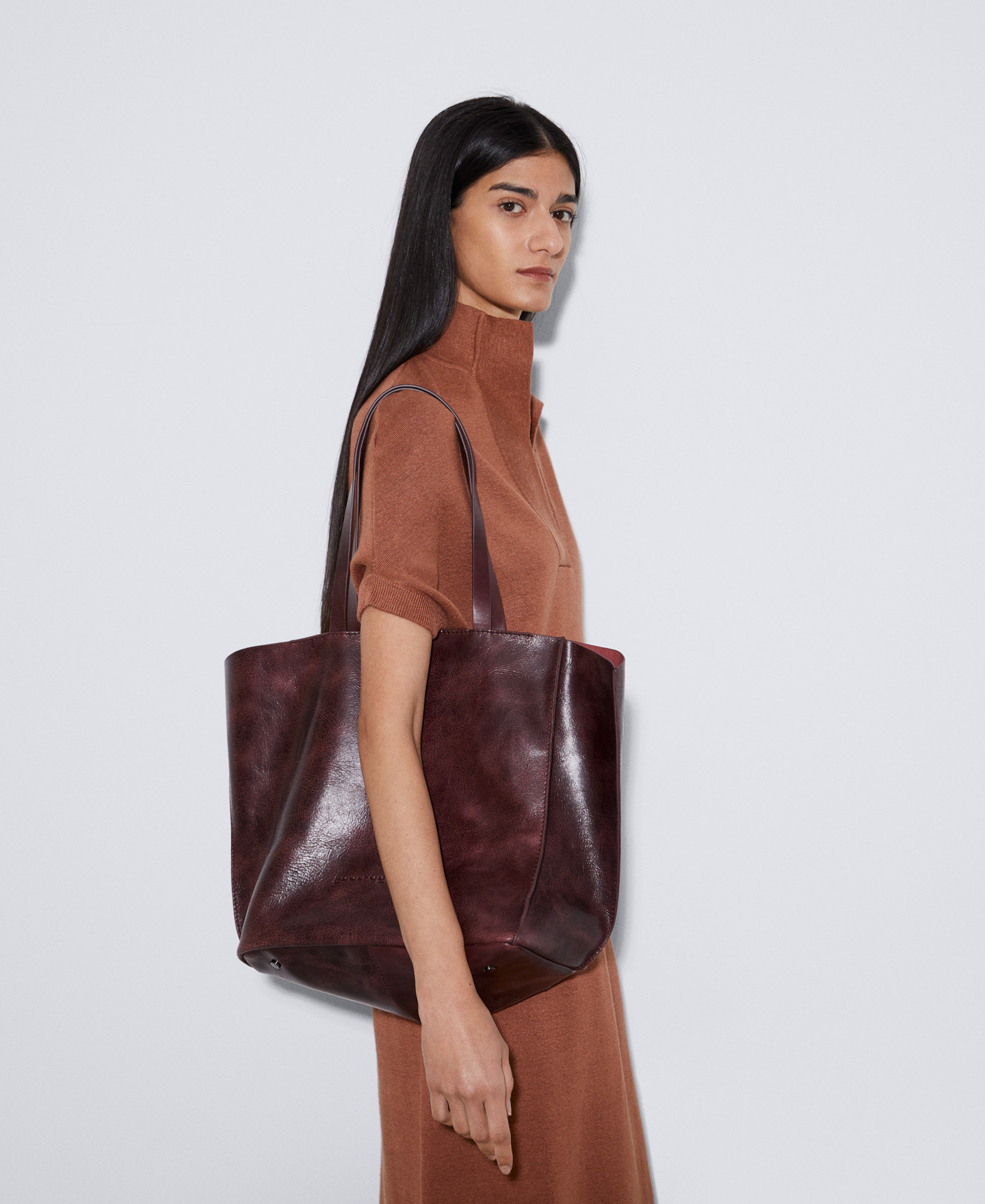 Shopper in leather with stitched seams image number 5