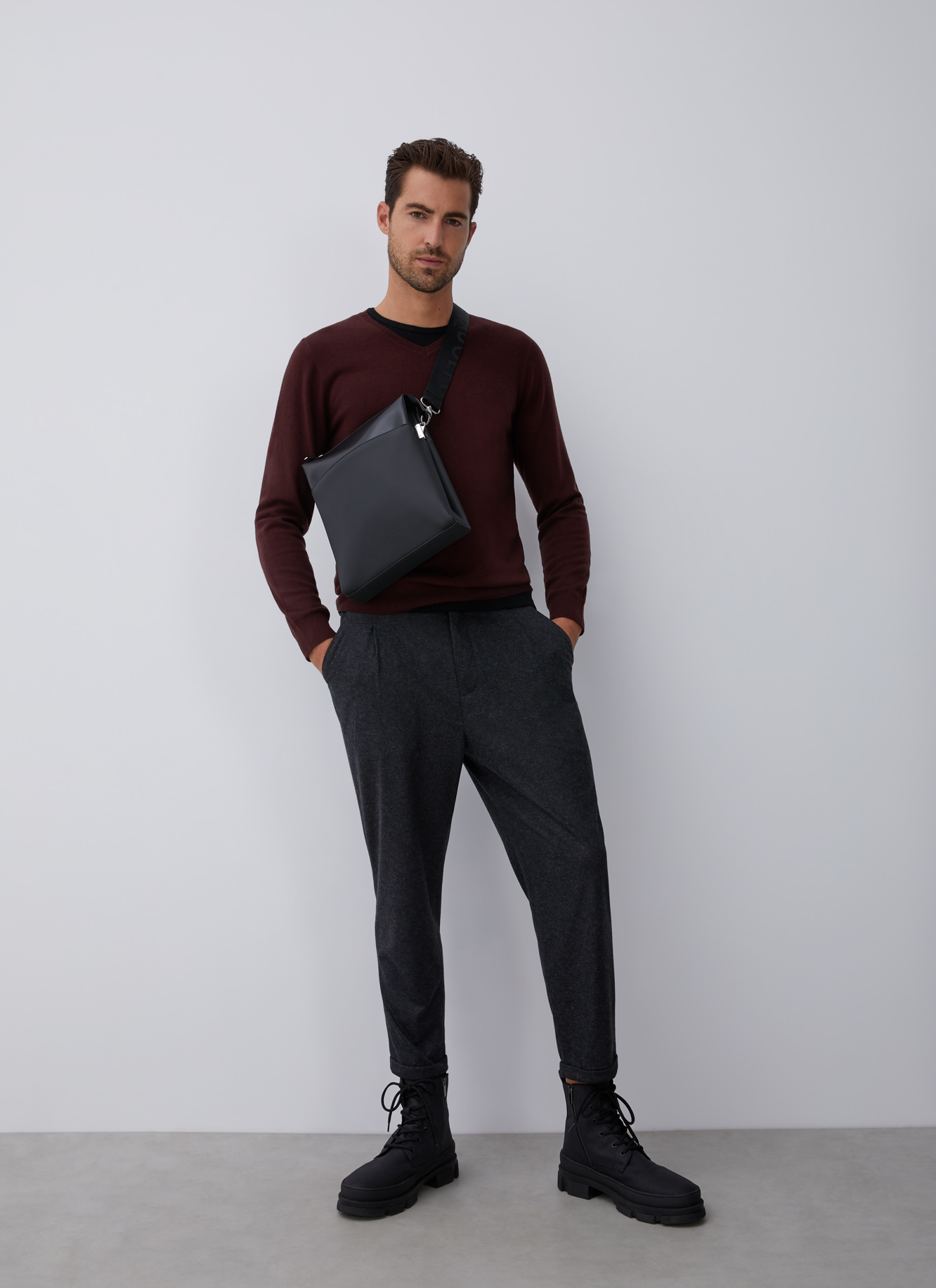 Merino wool sweater with v-neckline image number 5