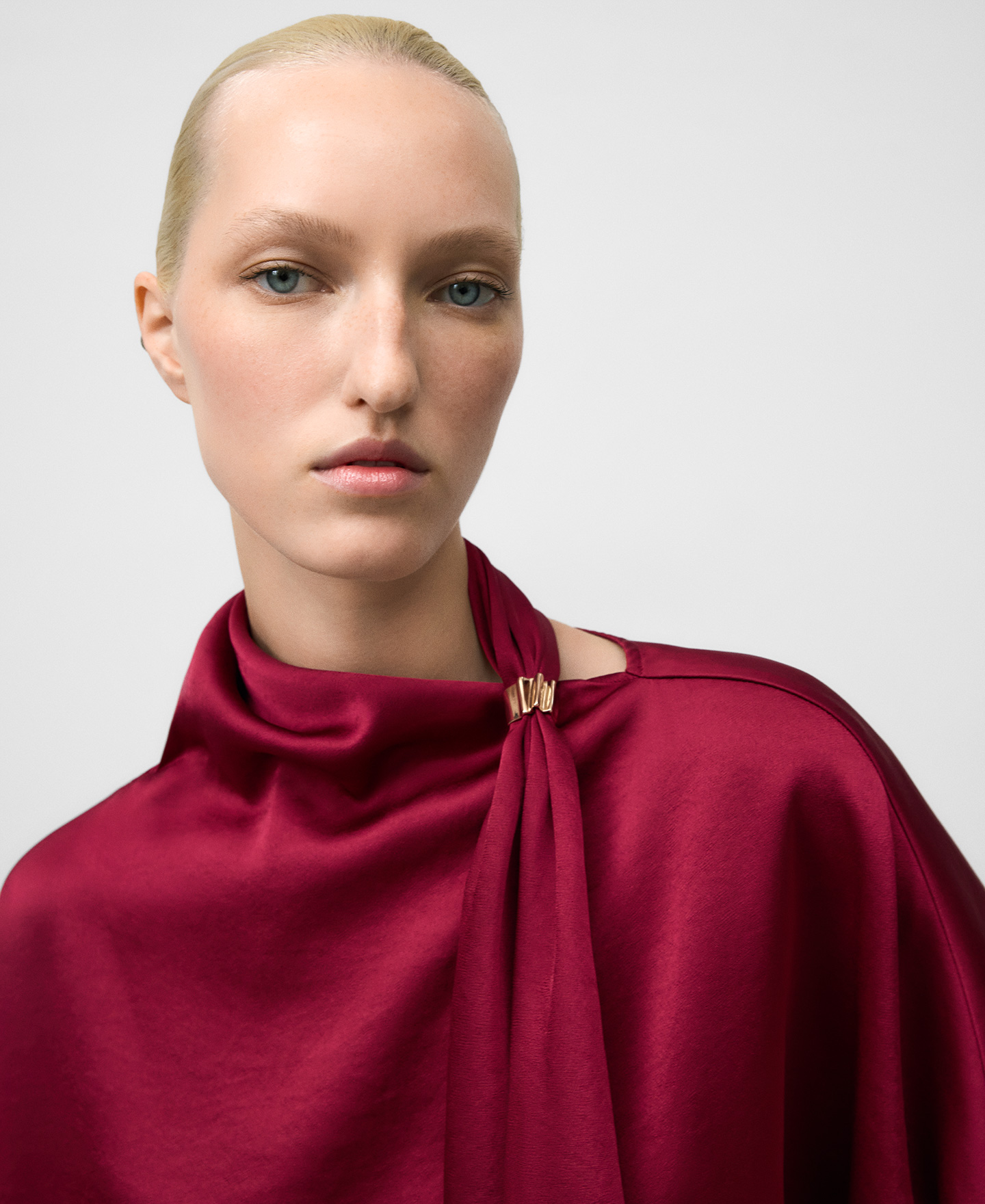 Top satinado cuello pañuelo mujer image number 3